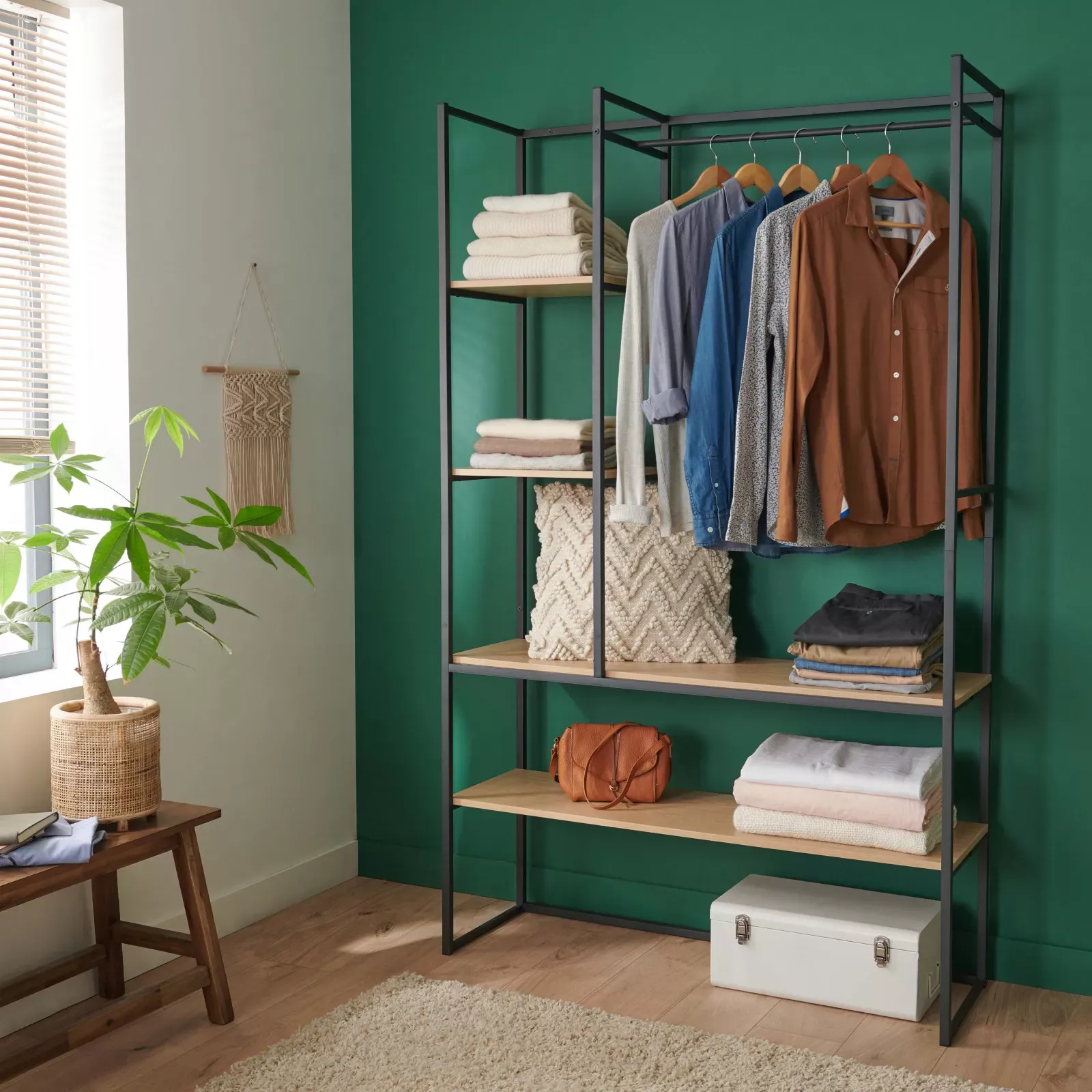 Illustration numéro 2 du produit Portant vêtements industriel en bois et métal noir 120x200cm