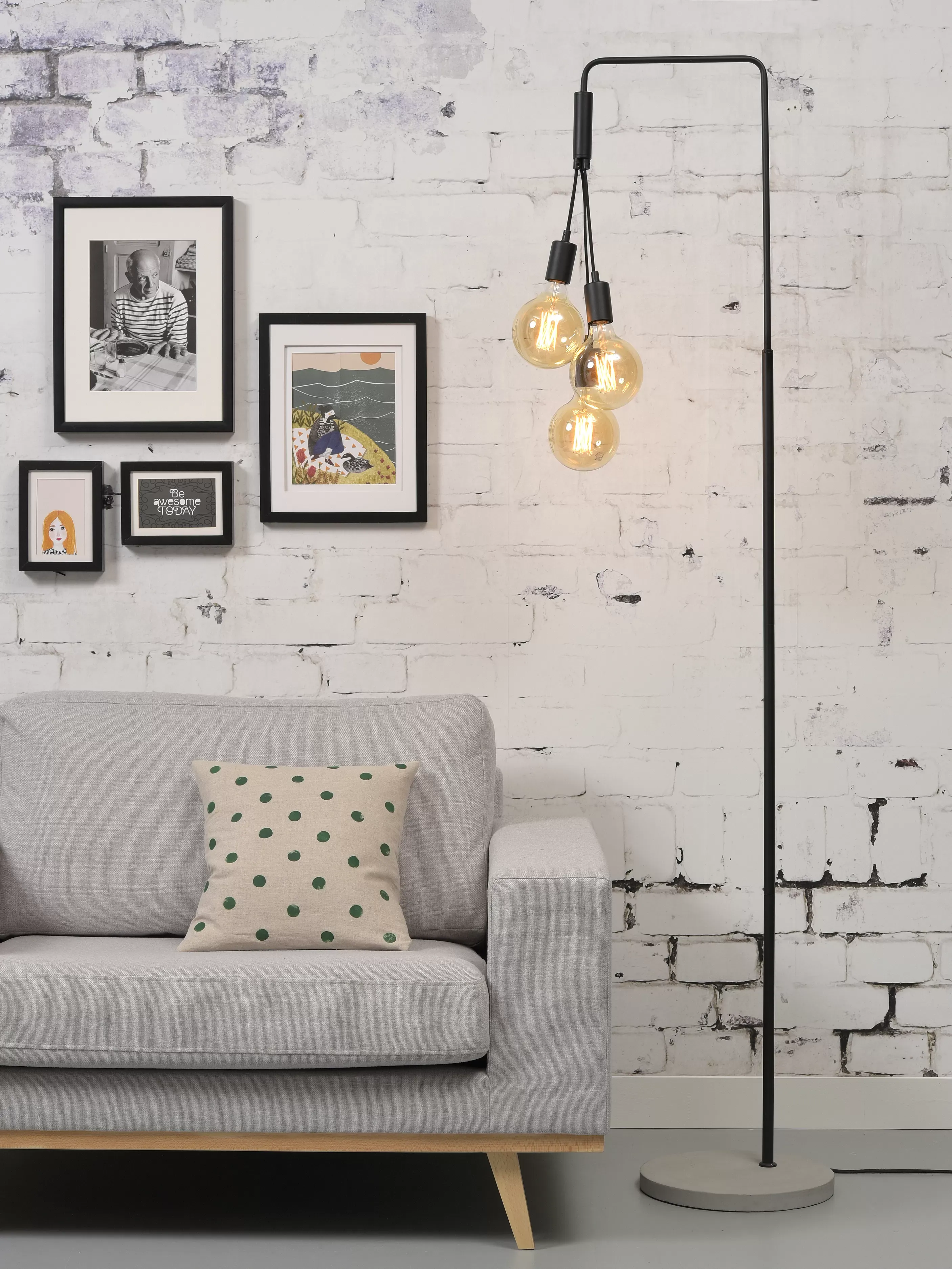 Illustration numéro 2 du produit Lampadaire ciment 3 ampoules H190cm