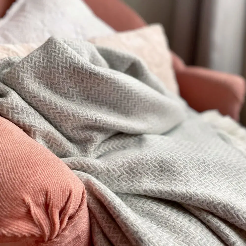 Illustration numéro 2 du produit Plaid cachemire et laine chevrons gris argenté 130 x 230 cm