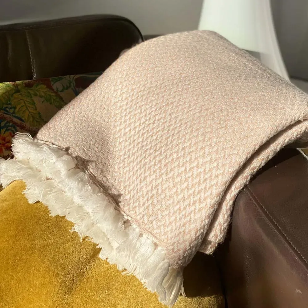 Illustration numéro 2 du produit Plaid cachemire et laine petits chevrons beige foncé 130 x 230 cm