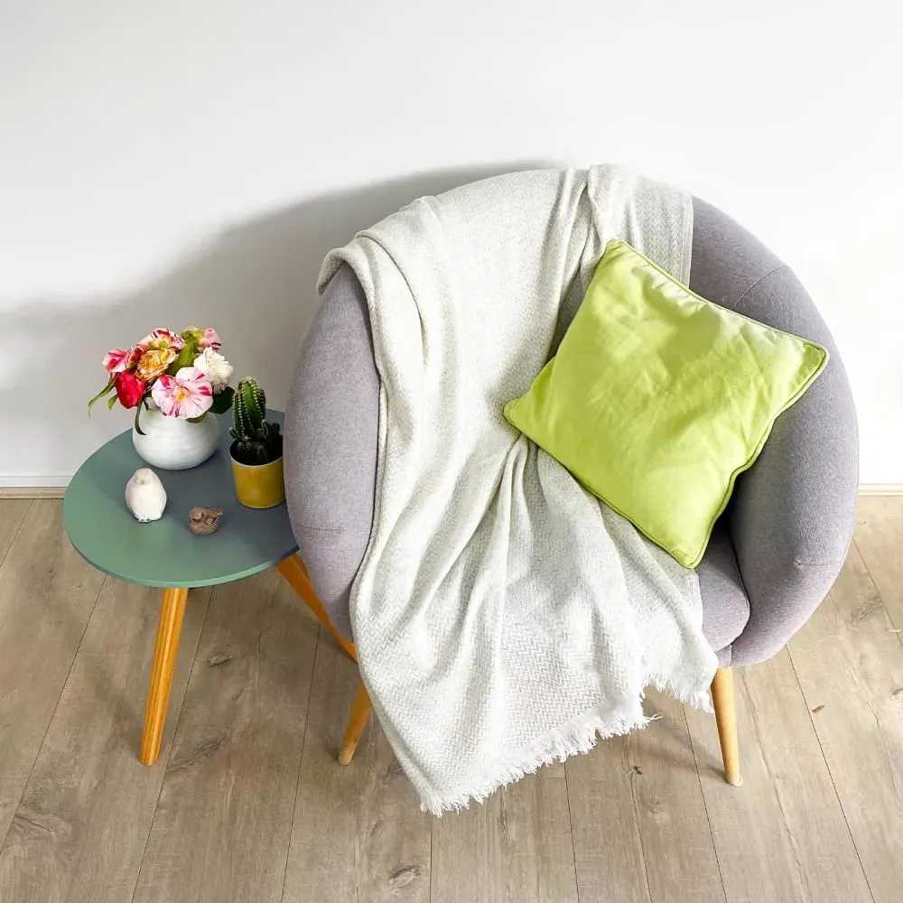 Illustration numéro 2 du produit Plaid cachemire et laine chevrons beige amande 130 x 230 cm