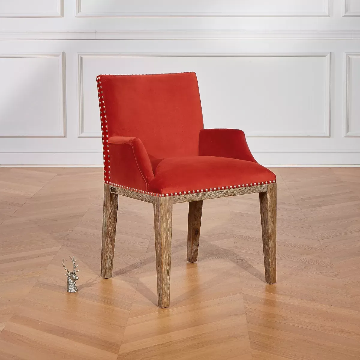 Illustration numéro 2 du produit KENZA - Fauteuil de table en velours et en bois clouté brique