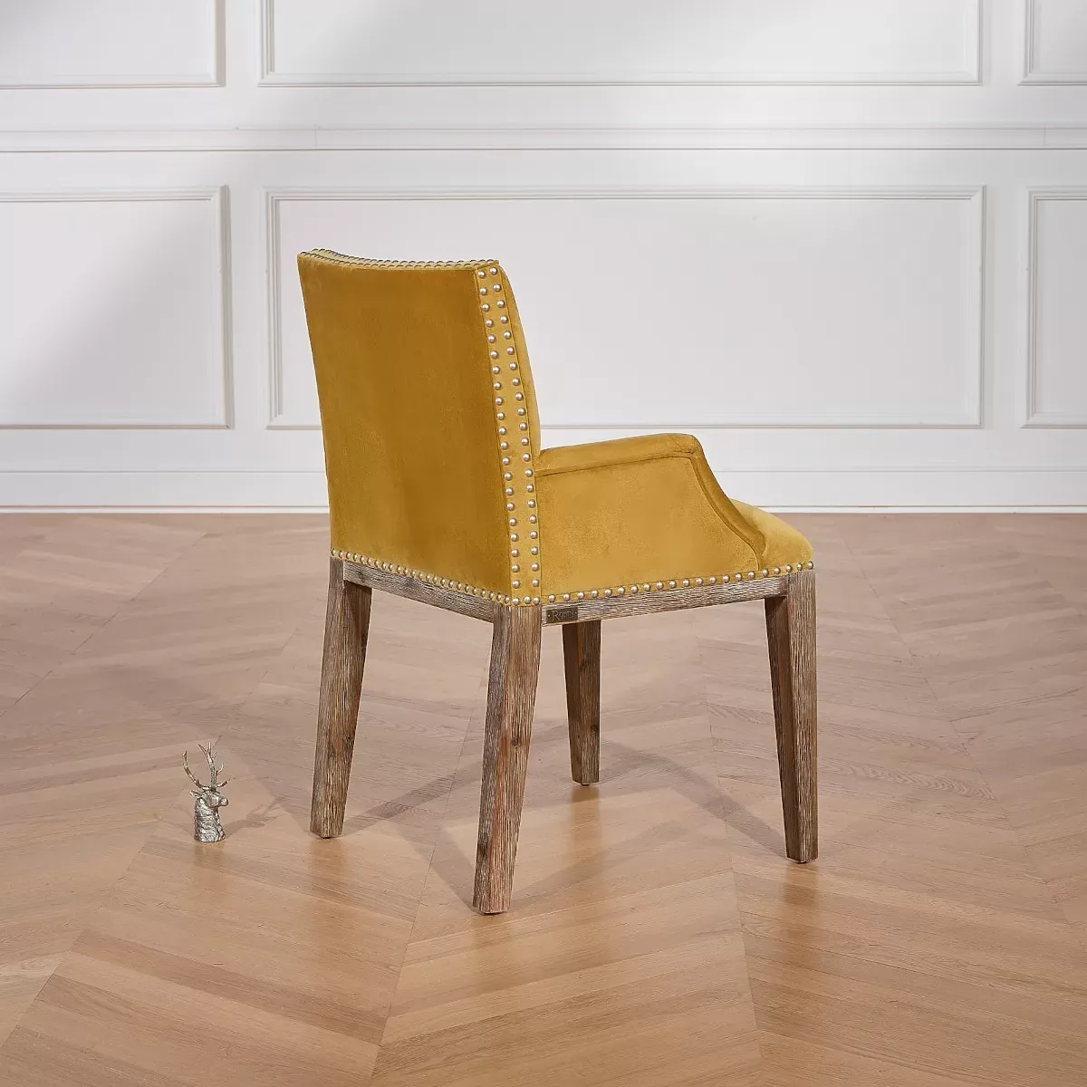 Illustration numéro 2 du produit KENZA - Fauteuil de table en velours et en bois clouté jaune moutarde