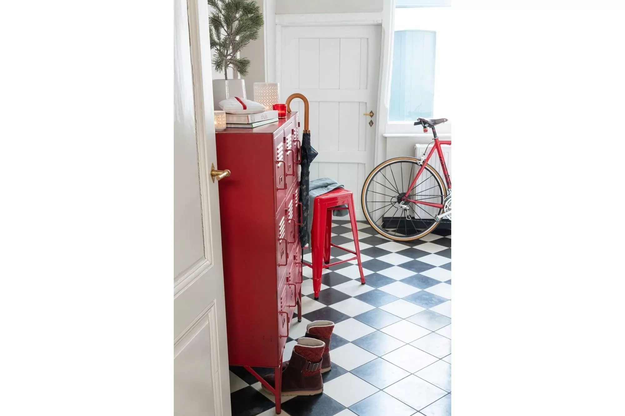 Illustration numéro 2 du produit Petit buffet rouge métallique avec casiers