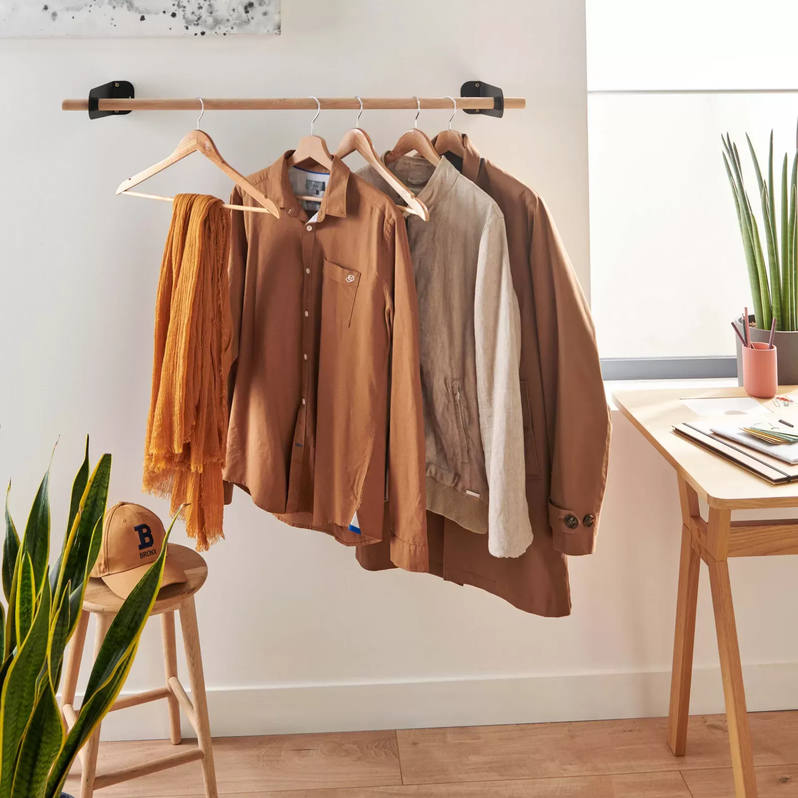 Illustration numéro 2 du produit Penderie murale bois et métal L100 cm Noir