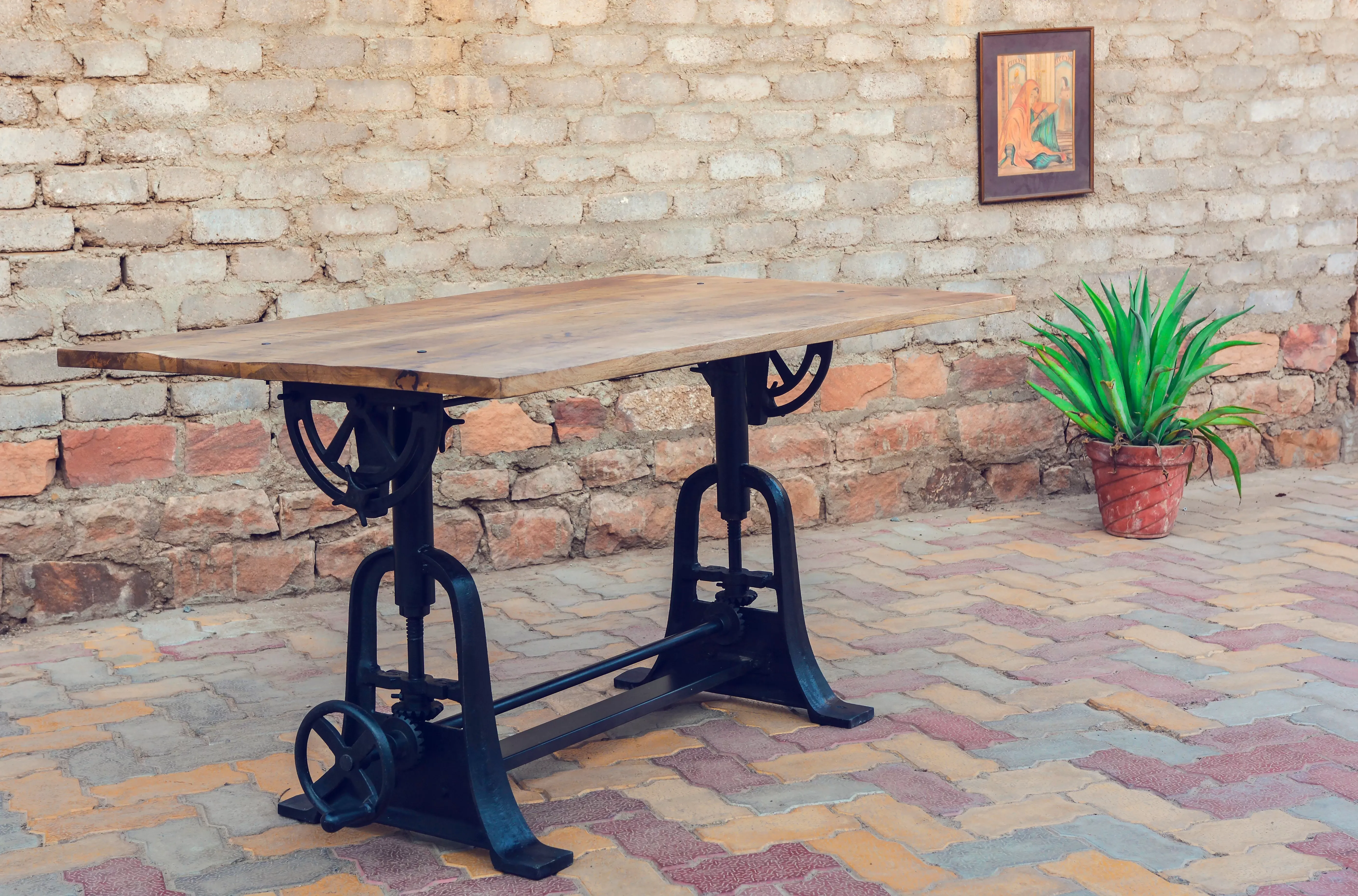 Illustration numéro 2 du produit Table en bois massif de style industriel réglable