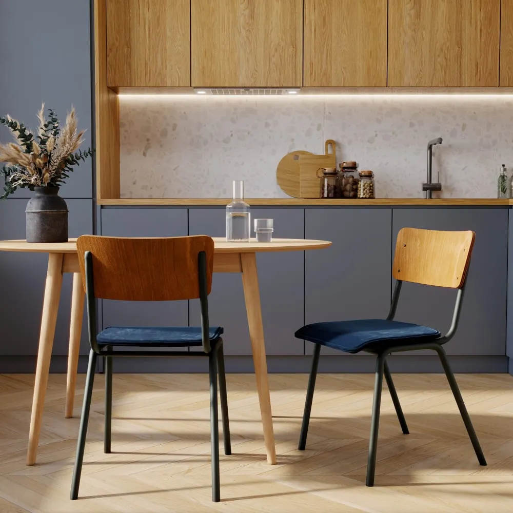 Illustration numéro 2 du produit Lot de 2 chaises en bois foncé et velours bleu