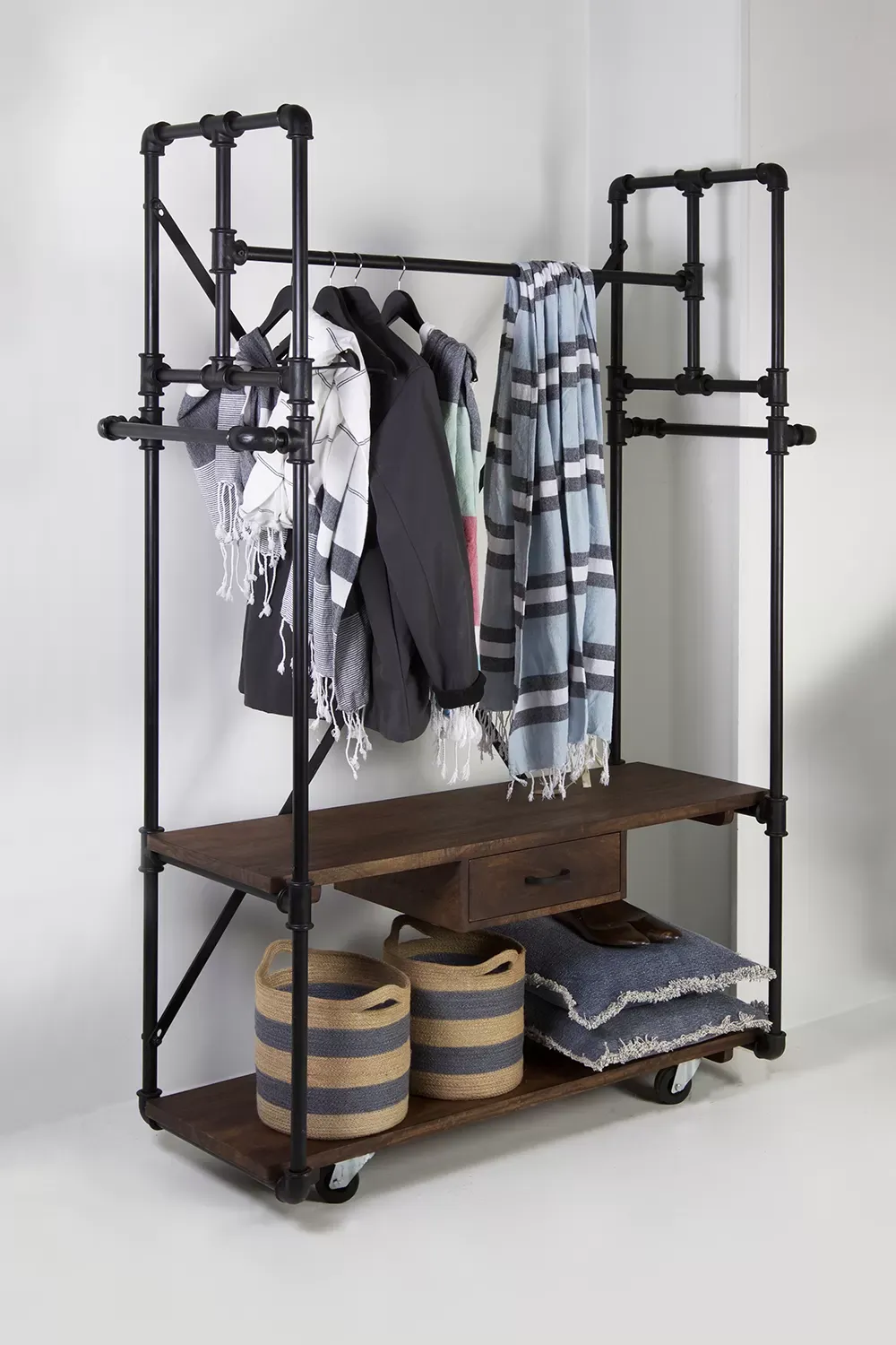 Illustration numéro 2 du produit Portant en bois marron et fer noir