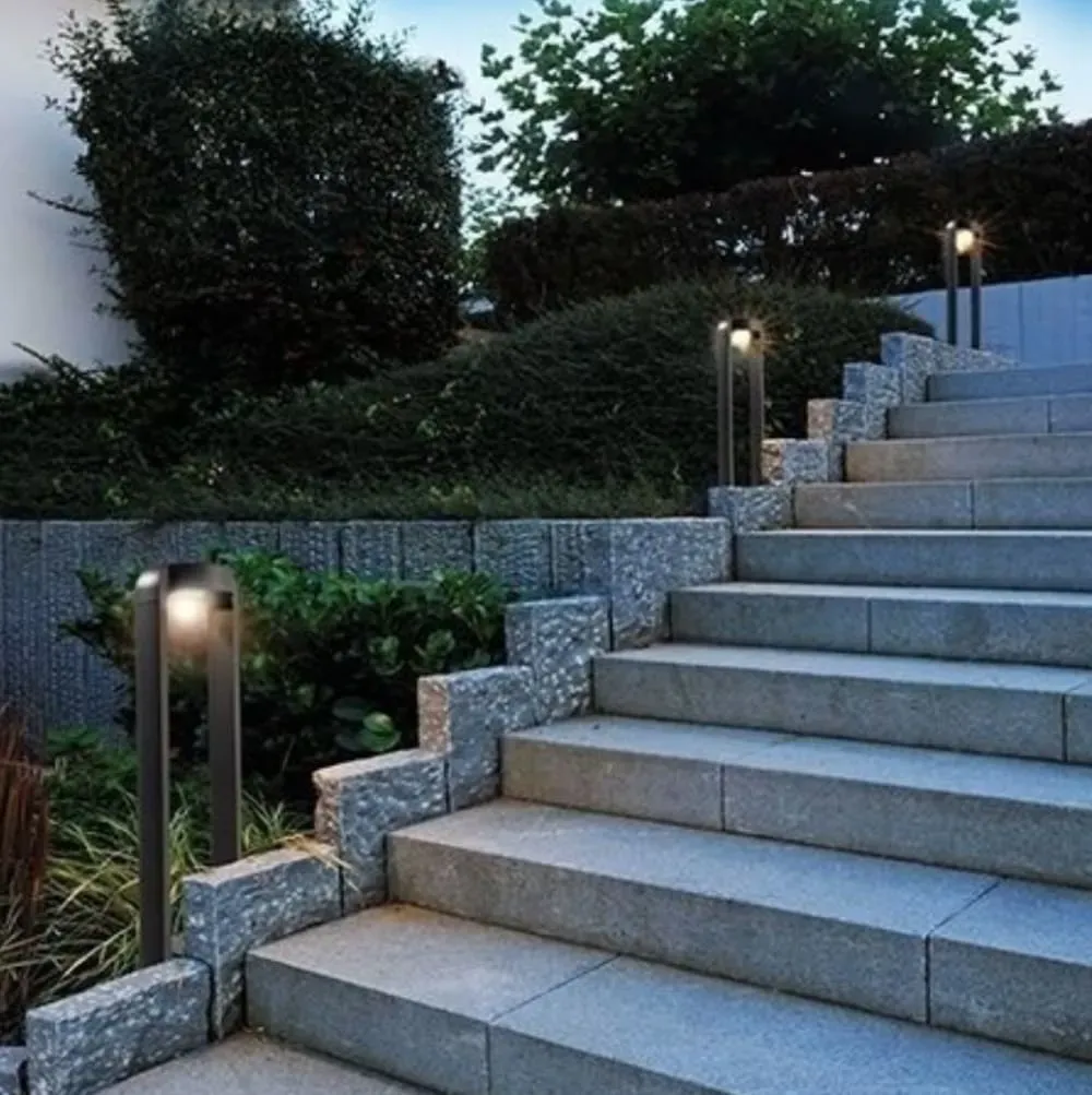 Illustration numéro 2 du produit Borne d'éclairage de jardin en aluminium gris H80cm