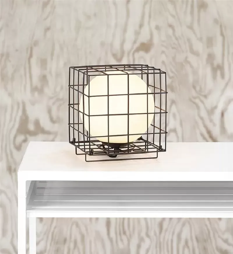 Illustration numéro 2 du produit Lampe de table cage métal et globe verre