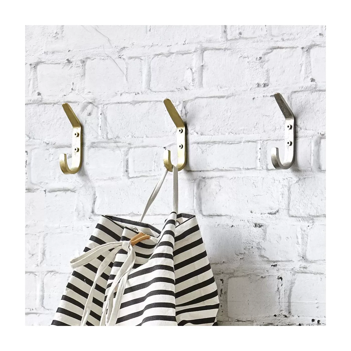 Illustration numéro 2 du produit Crochet forgé laiton