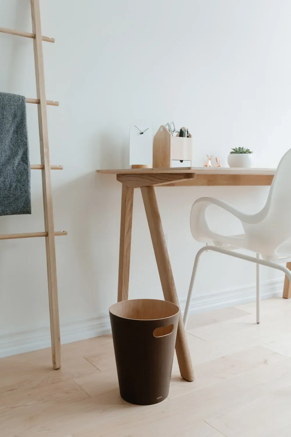 Illustration numéro 2 du produit Corbeille bois 7.5L marron