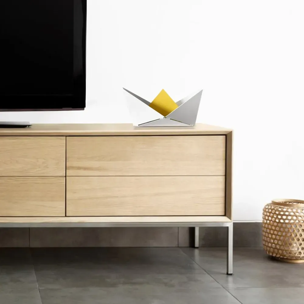 Illustration numéro 2 du produit Vide poche en métal jaune