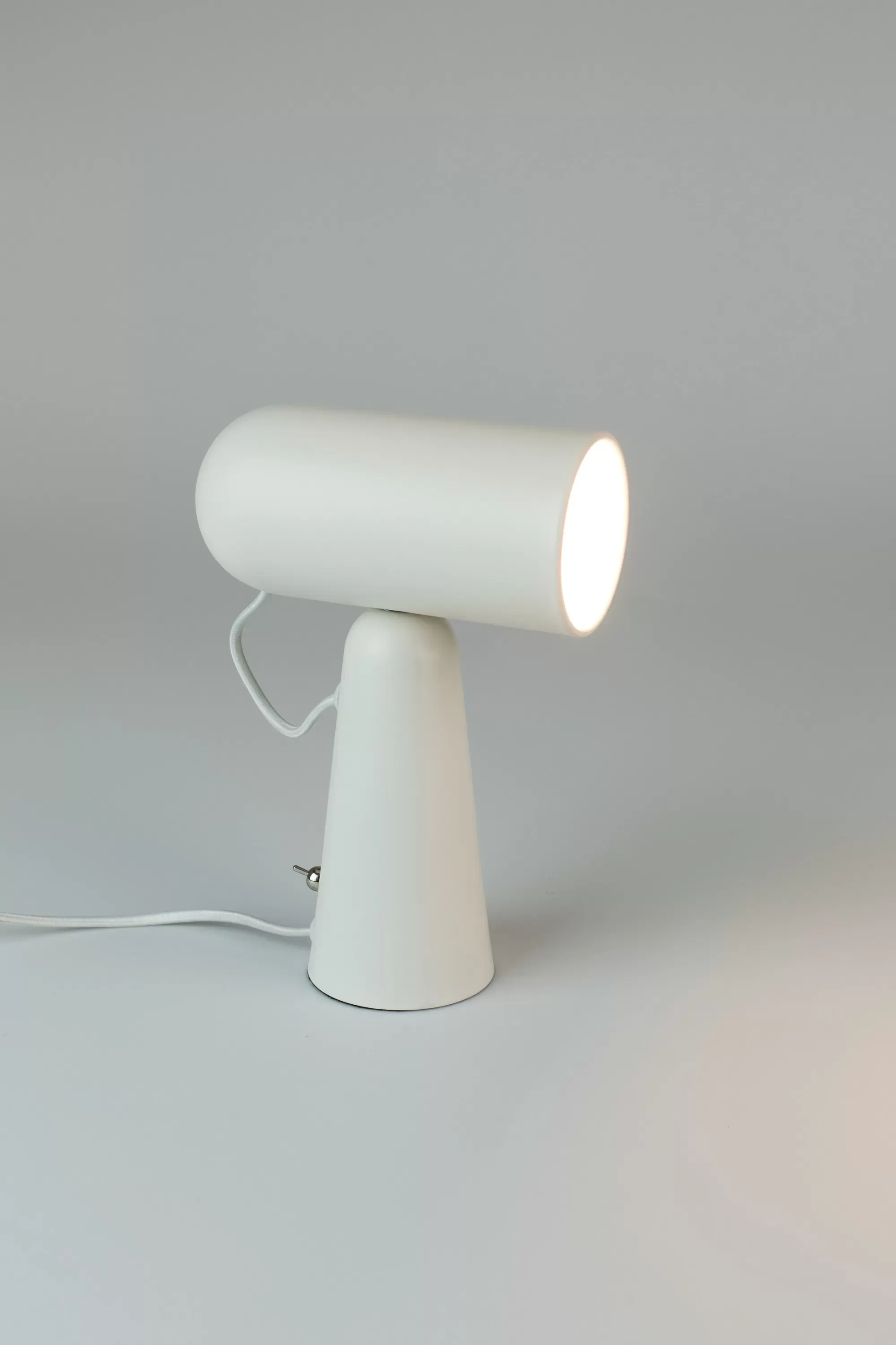 Illustration numéro 2 du produit Lampe à poser inclinable en fer blanc