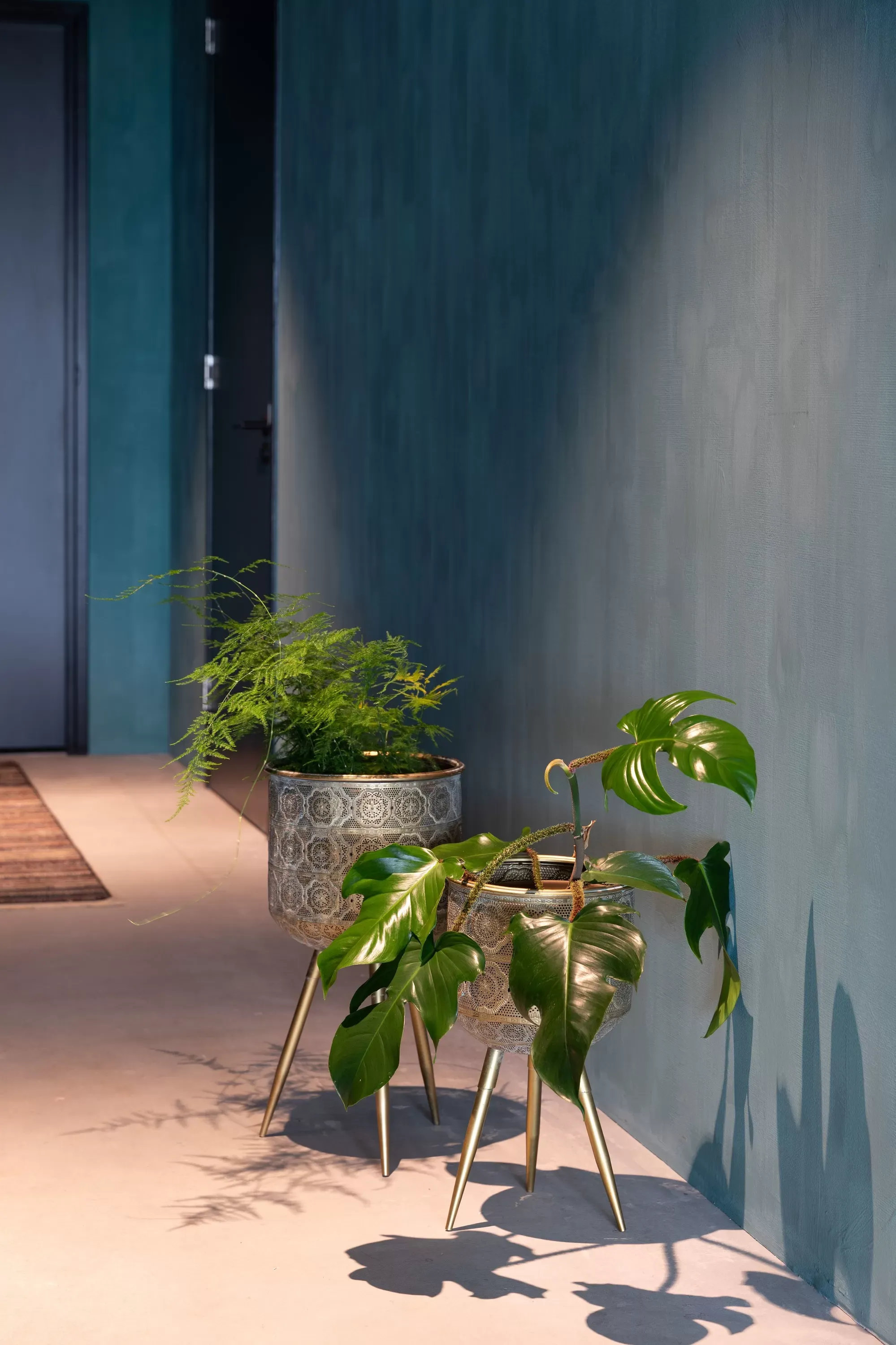 Illustration numéro 2 du produit Cache pot L en métal doré