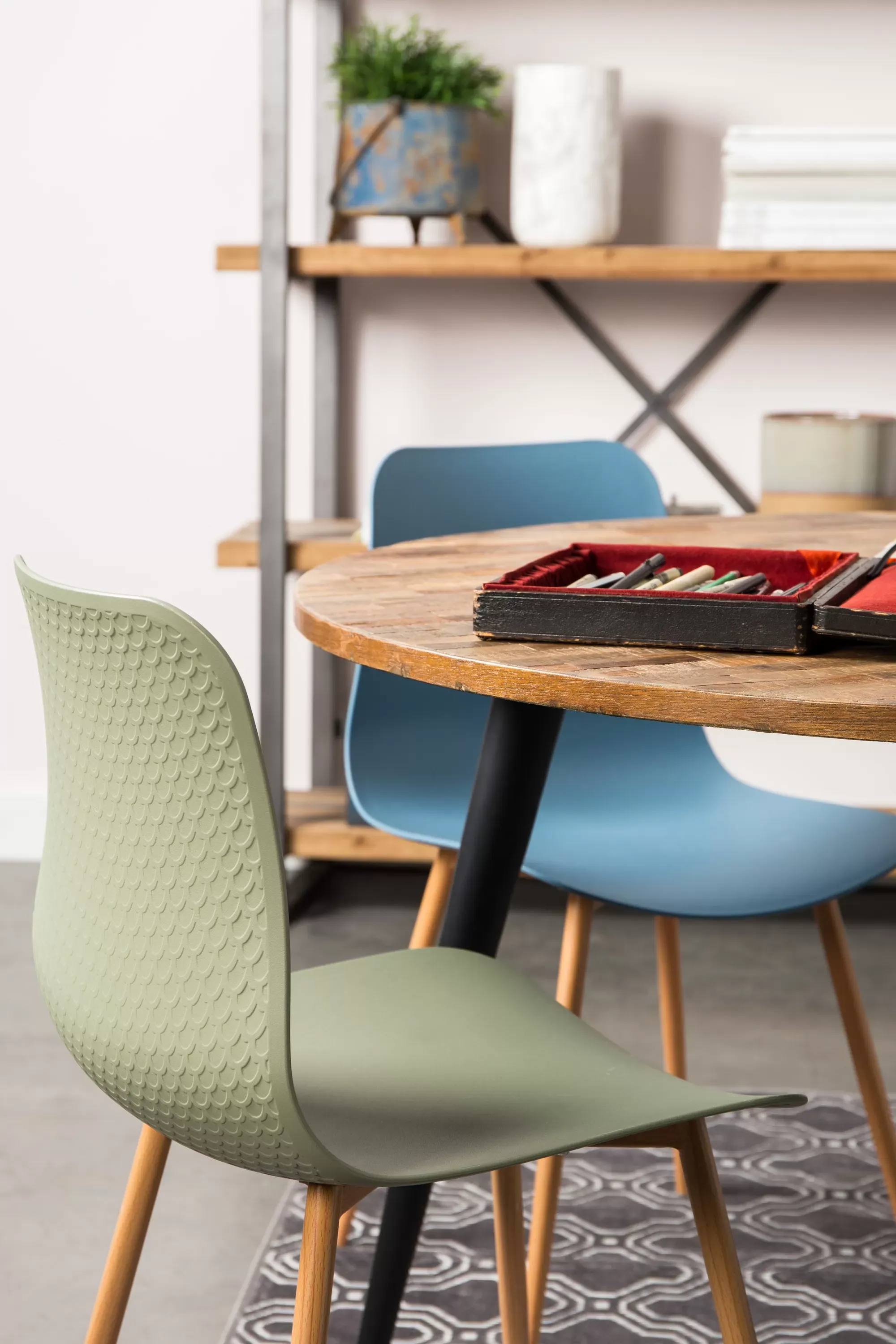 Illustration numéro 2 du produit Chaise en polypropylène vert