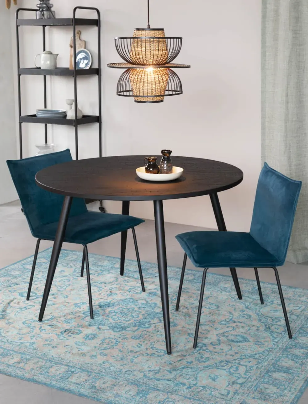 Illustration numéro 2 du produit Table ronde en bois noir