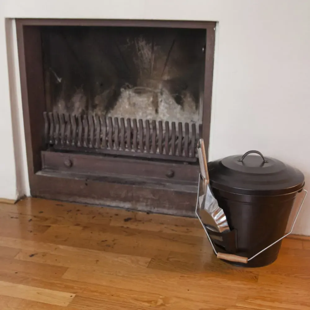 Illustration numéro 2 du produit Seau à cendres de cheminée en métal noir avec pelle 14L