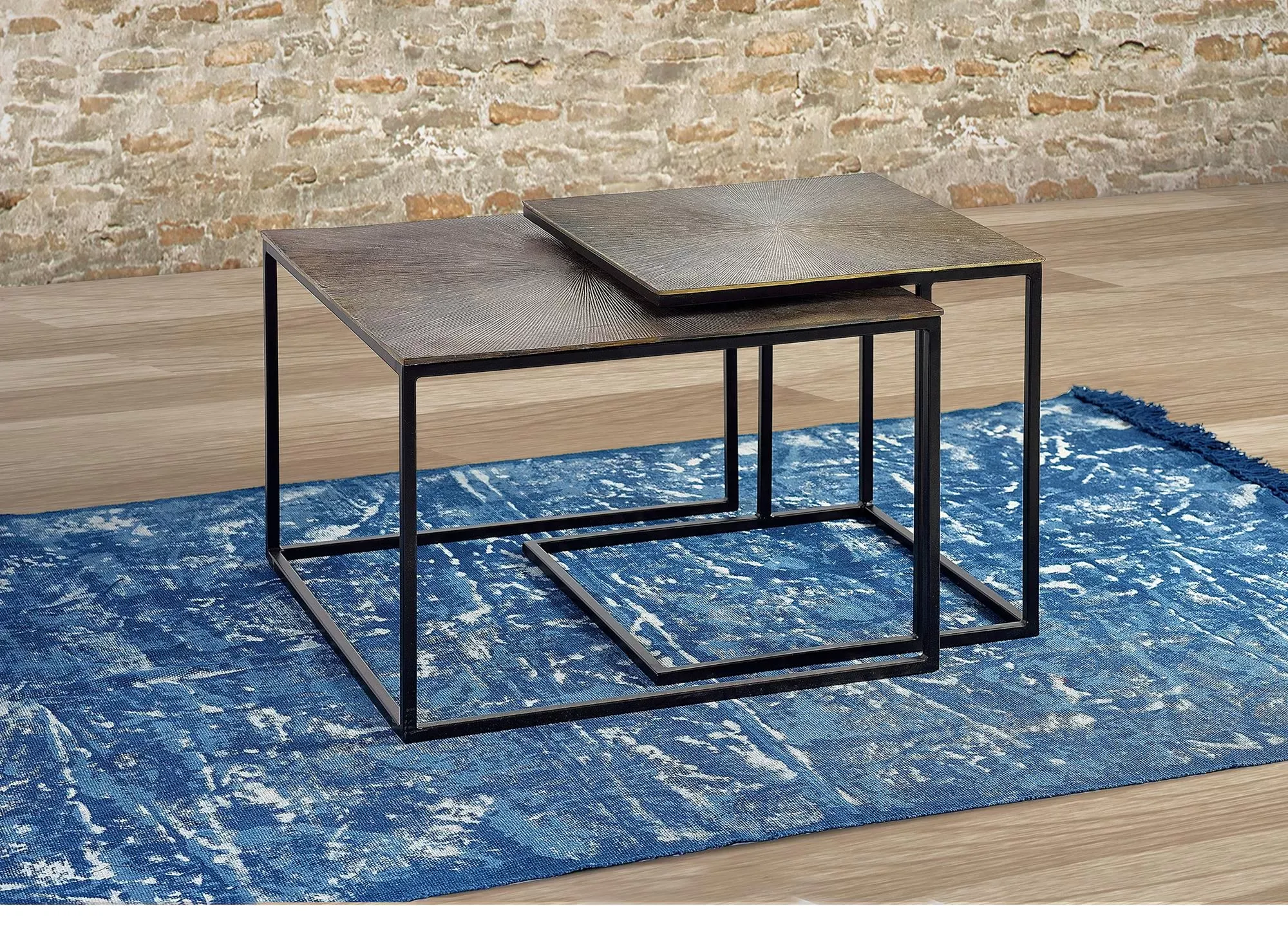 Illustration numéro 2 du produit Set de deux tables basses plateau bronze et pieds métal