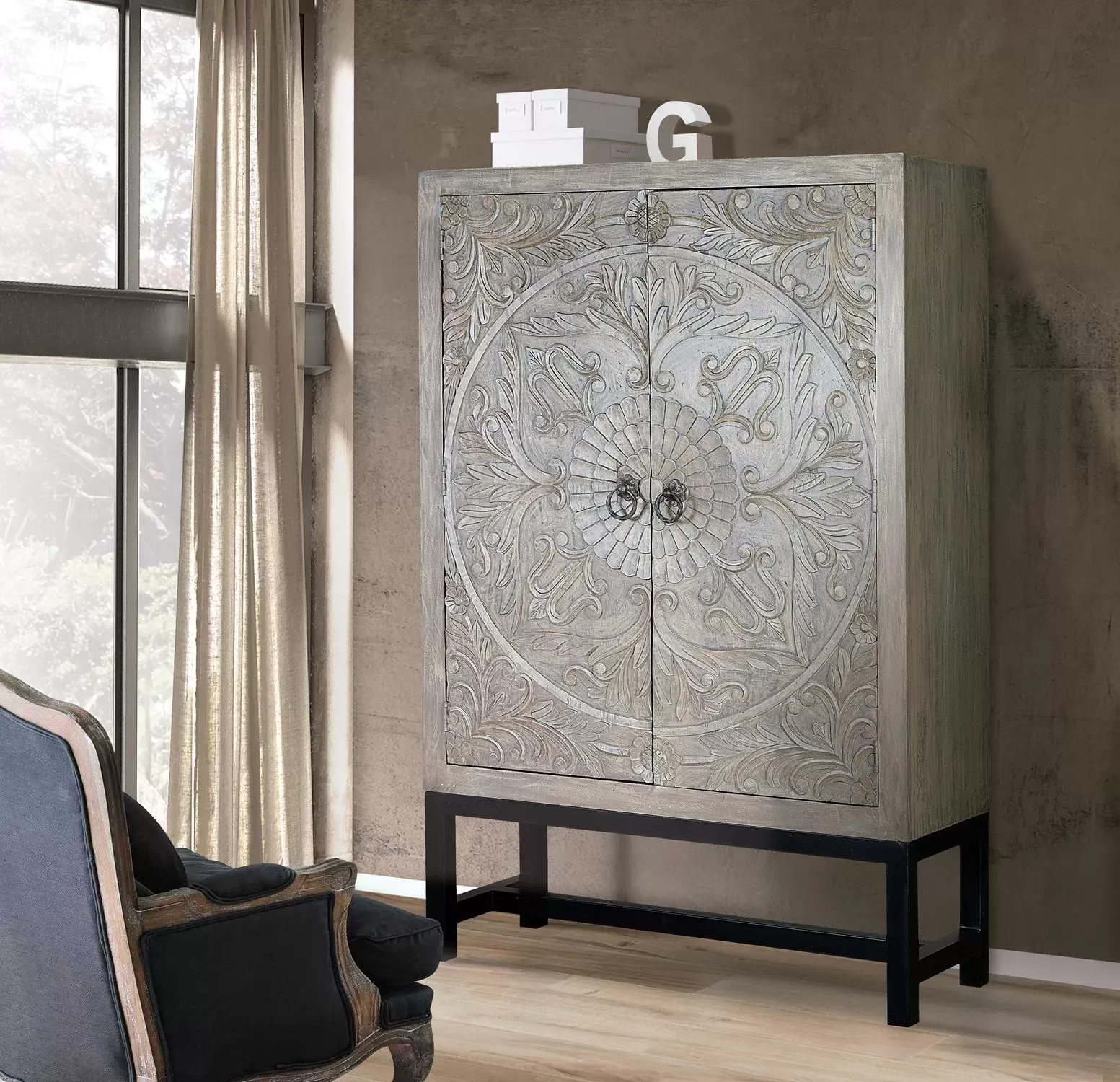 Illustration numéro 2 du produit Armoire en manguier et pieds en métal gris vieilli