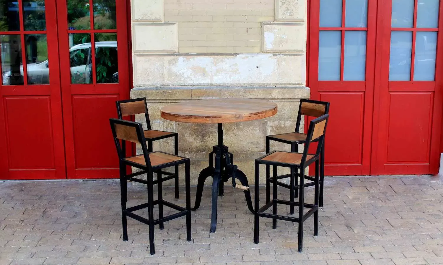 Illustration numéro 2 du produit Chaise Haute en Acier et Bois de Manguier