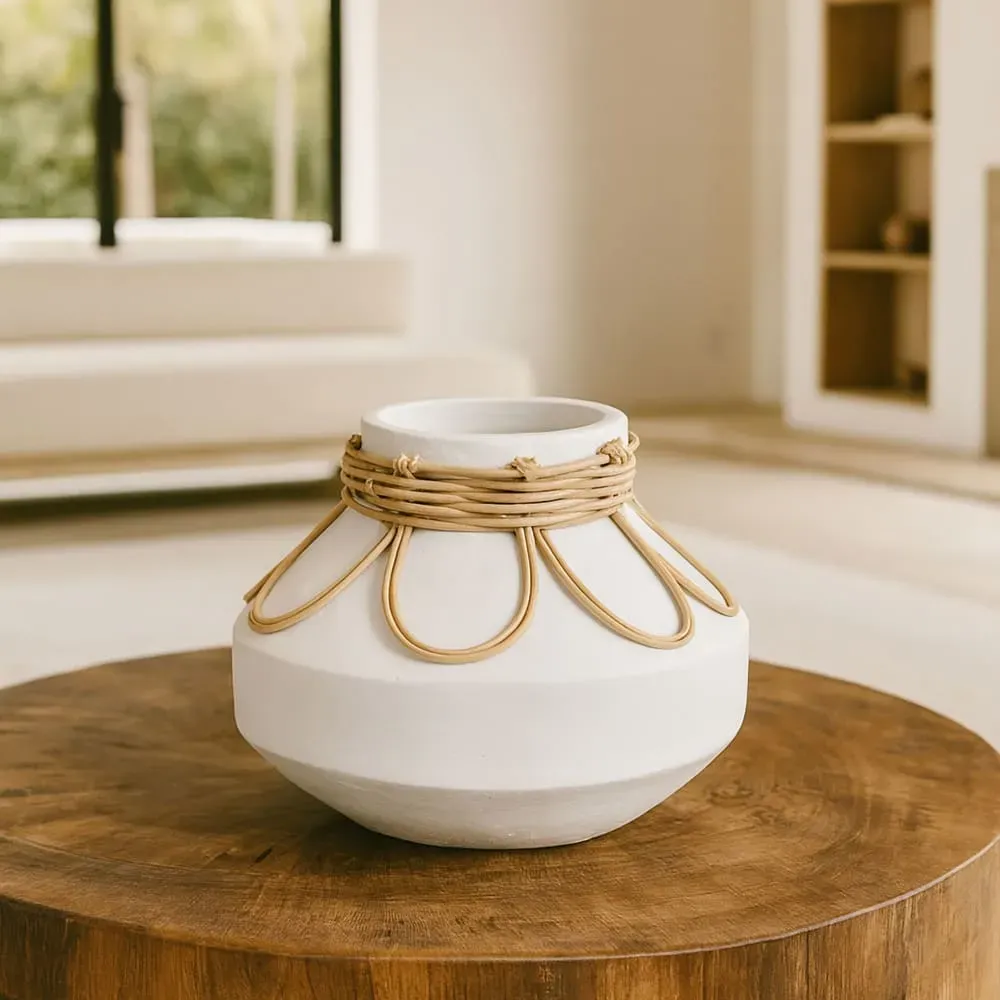 Illustration numéro 2 du produit Vase en béton et rotin blanc h16cm