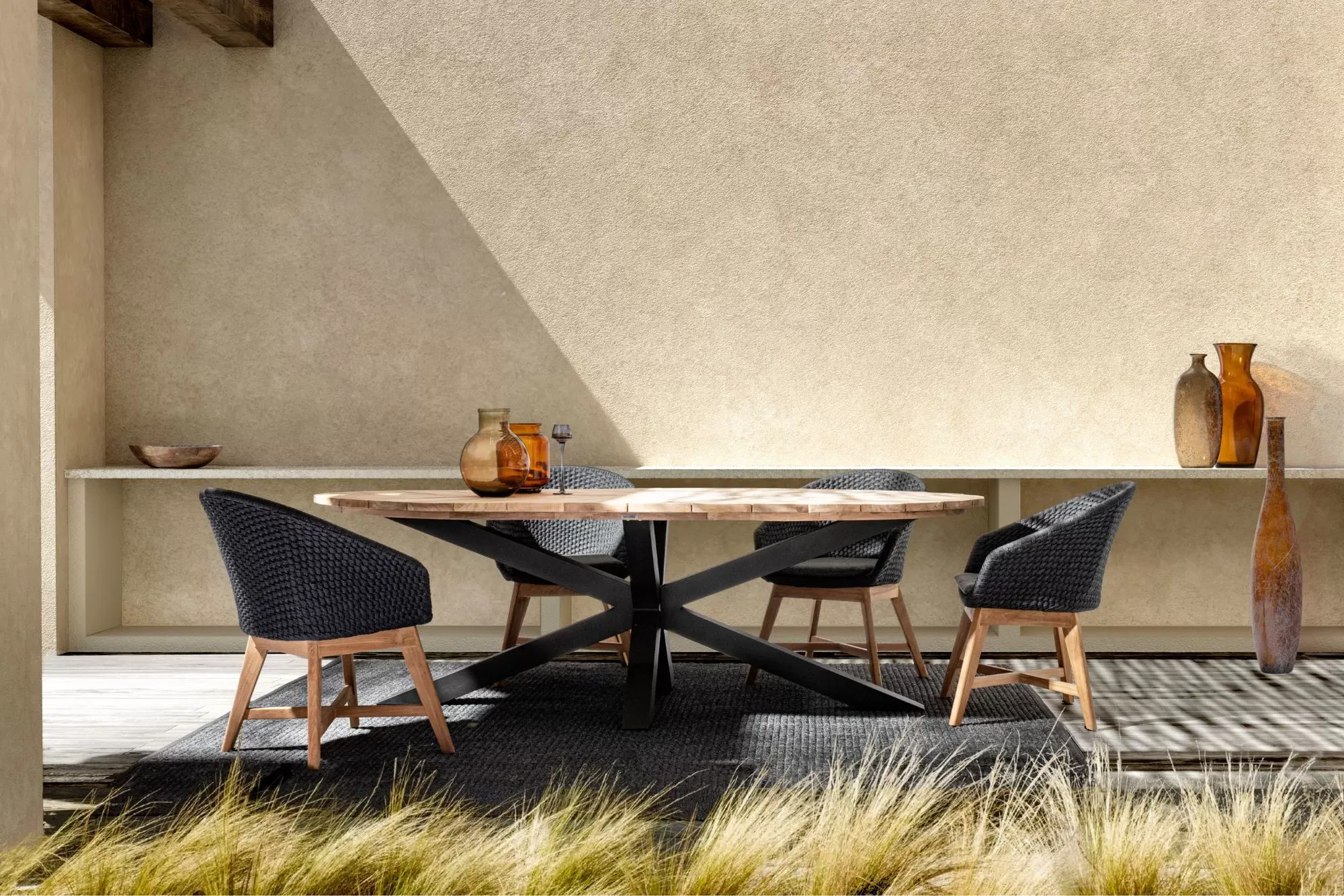 Illustration numéro 2 du produit Table de jardin ovale en teck et métal L240 noir