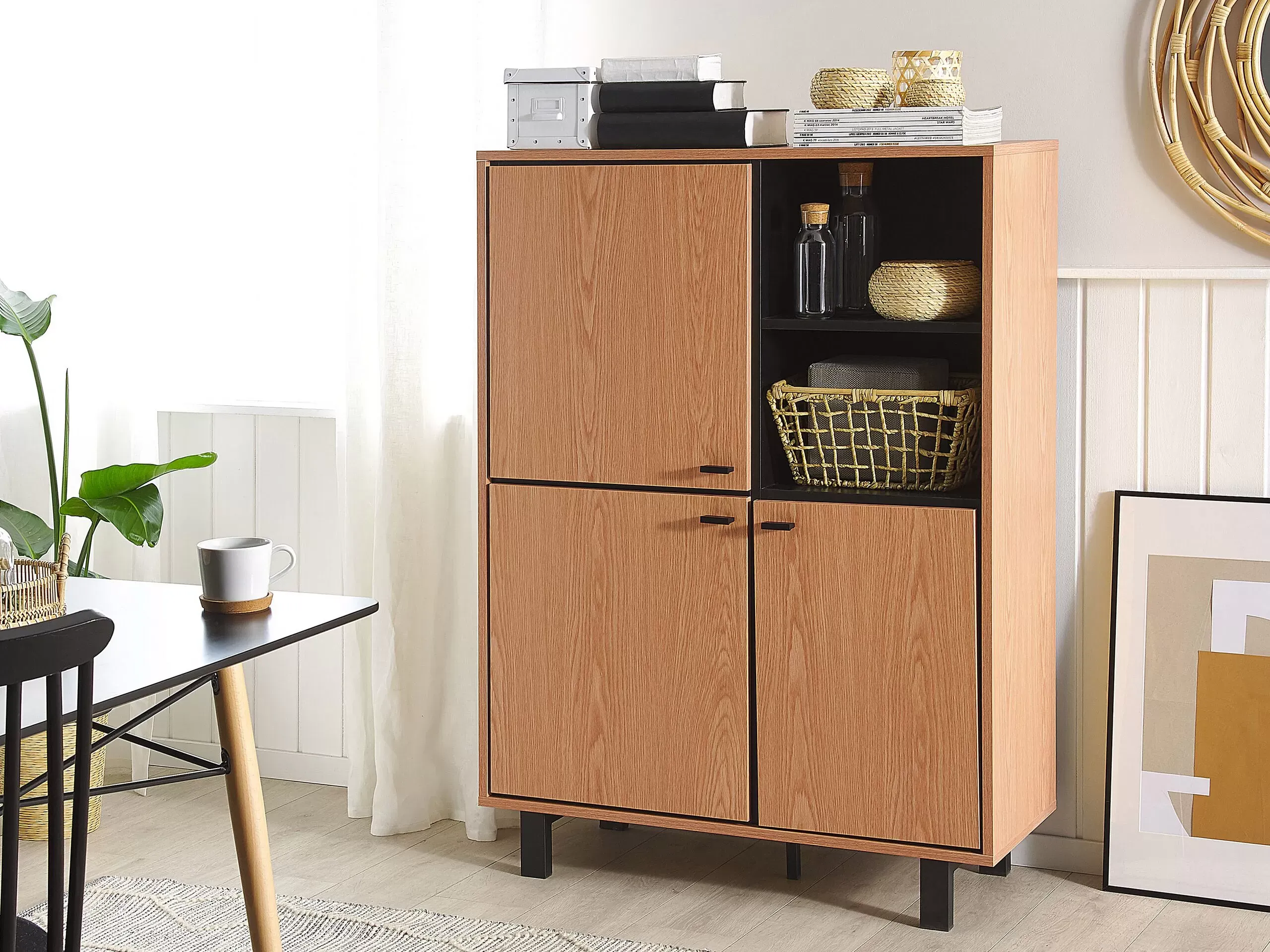 Illustration numéro 2 du produit Armoire marron