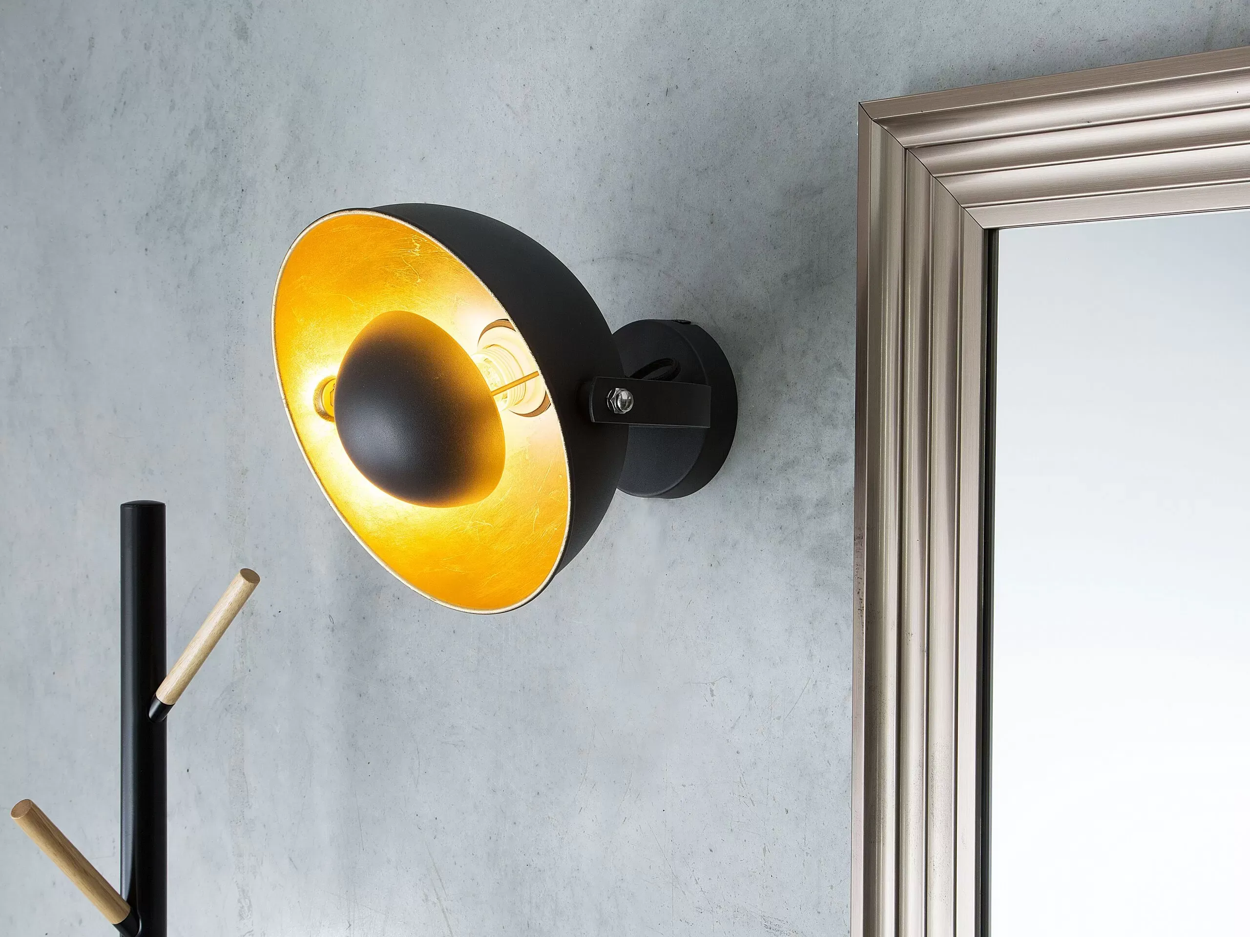 Illustration numéro 2 du produit Lampe murale noire et dorée