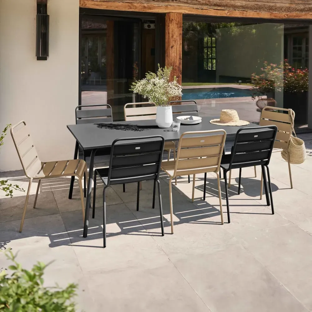 Illustration numéro 2 du produit Ensemble table de jardin et 8 chaises en métal gris et taupe