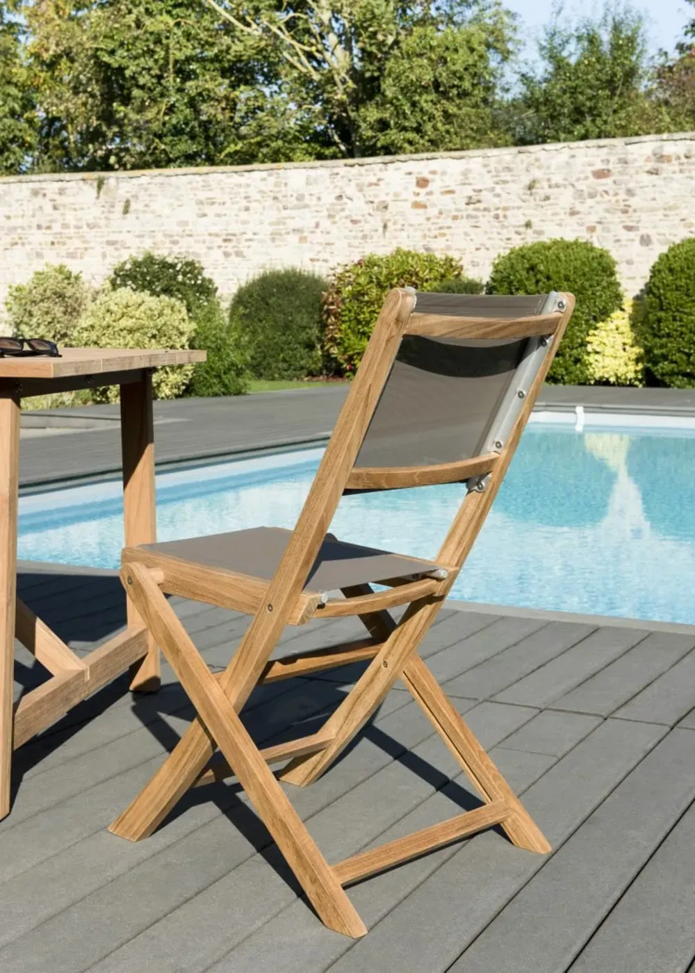 Illustration numéro 2 du produit Lot de 2 chaises de jardin pliantes teck et textilène taupe