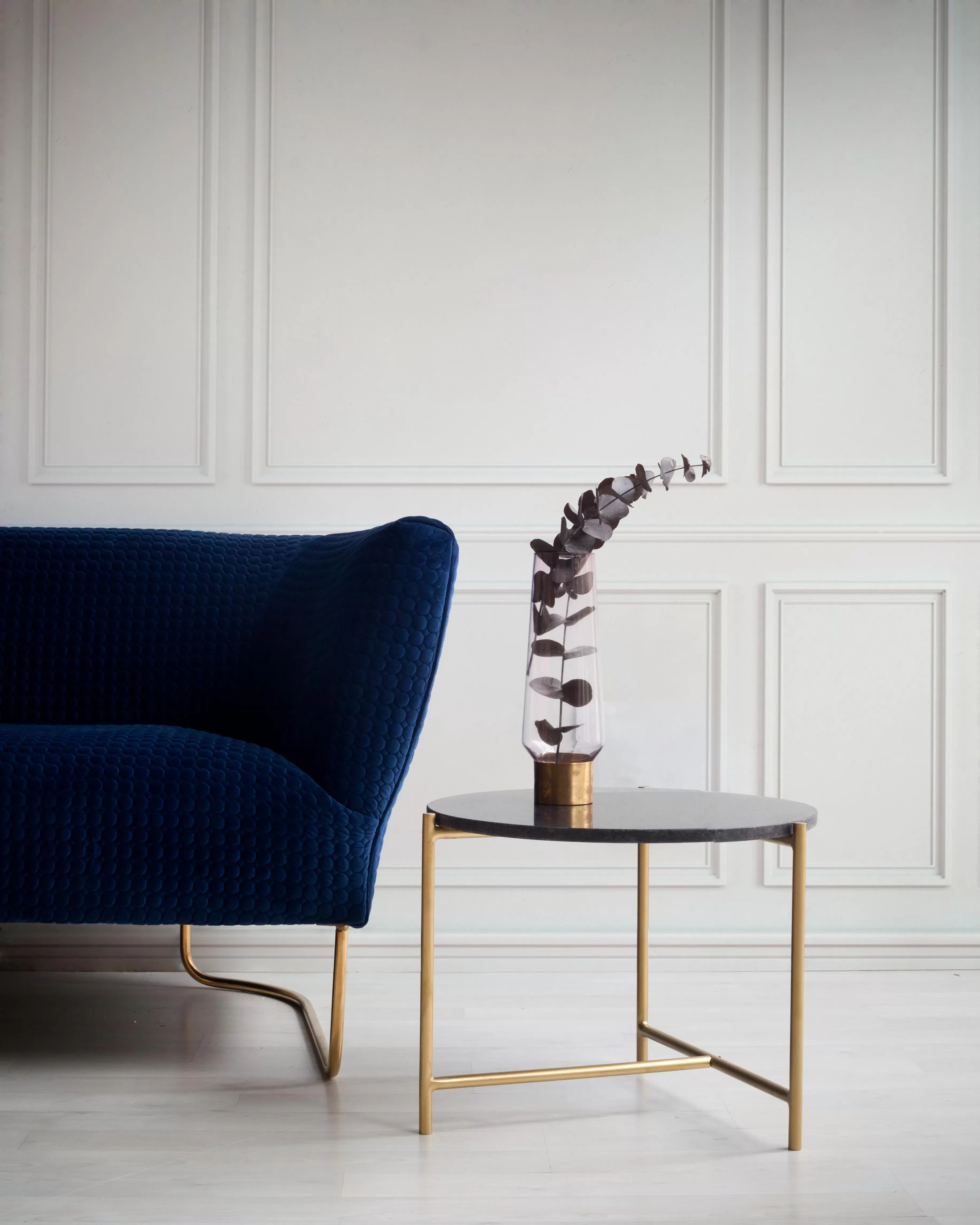 Illustration numéro 2 du produit Table métallisée en marbre et fer noir.