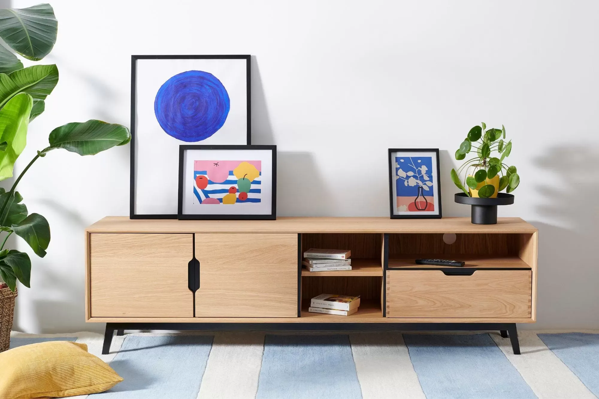 Illustration numéro 2 du produit Meuble TV bas nordique en bois 3 portes 3 niches noir