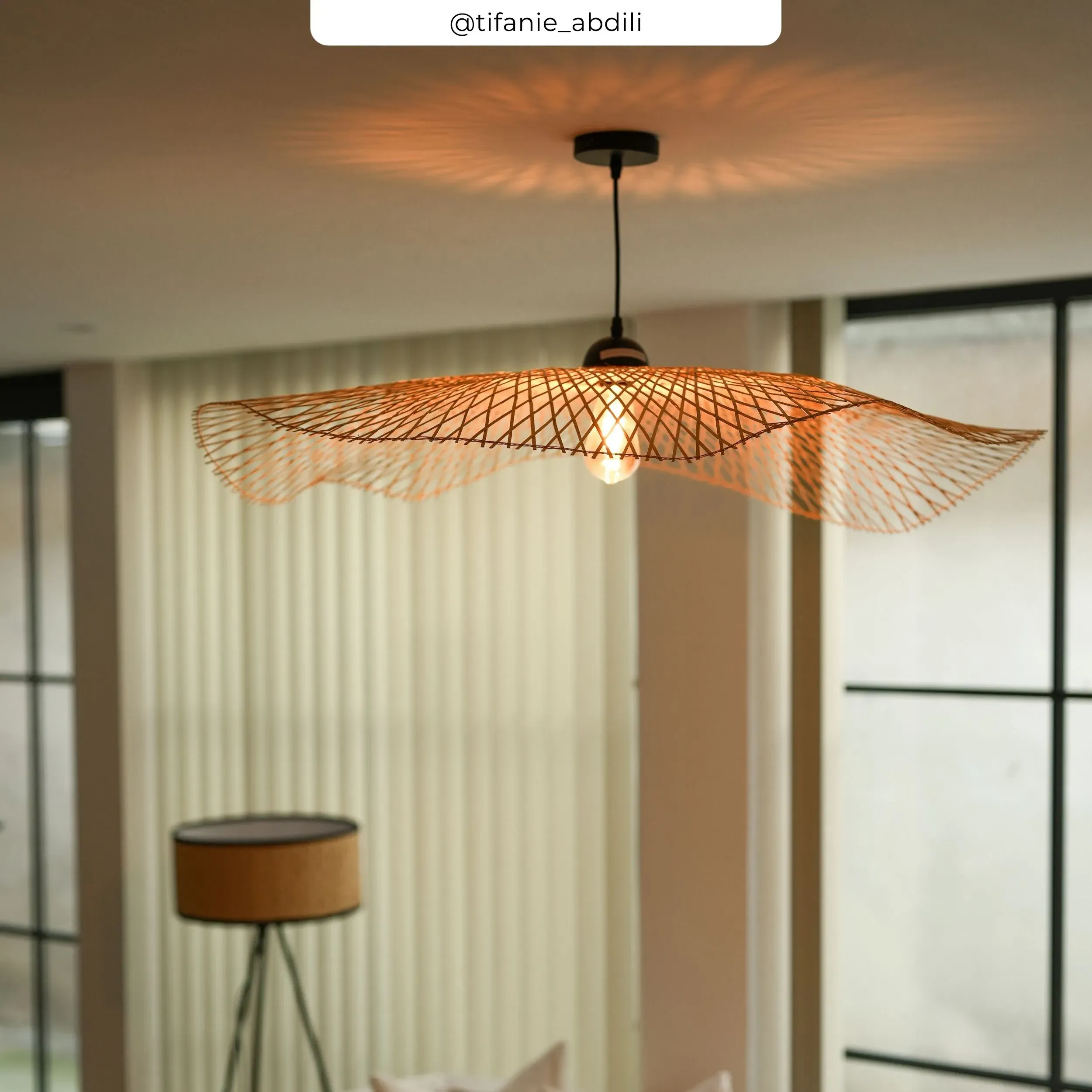 Illustration numéro 2 du produit Suspension D100 cm en bambou avec fil noir