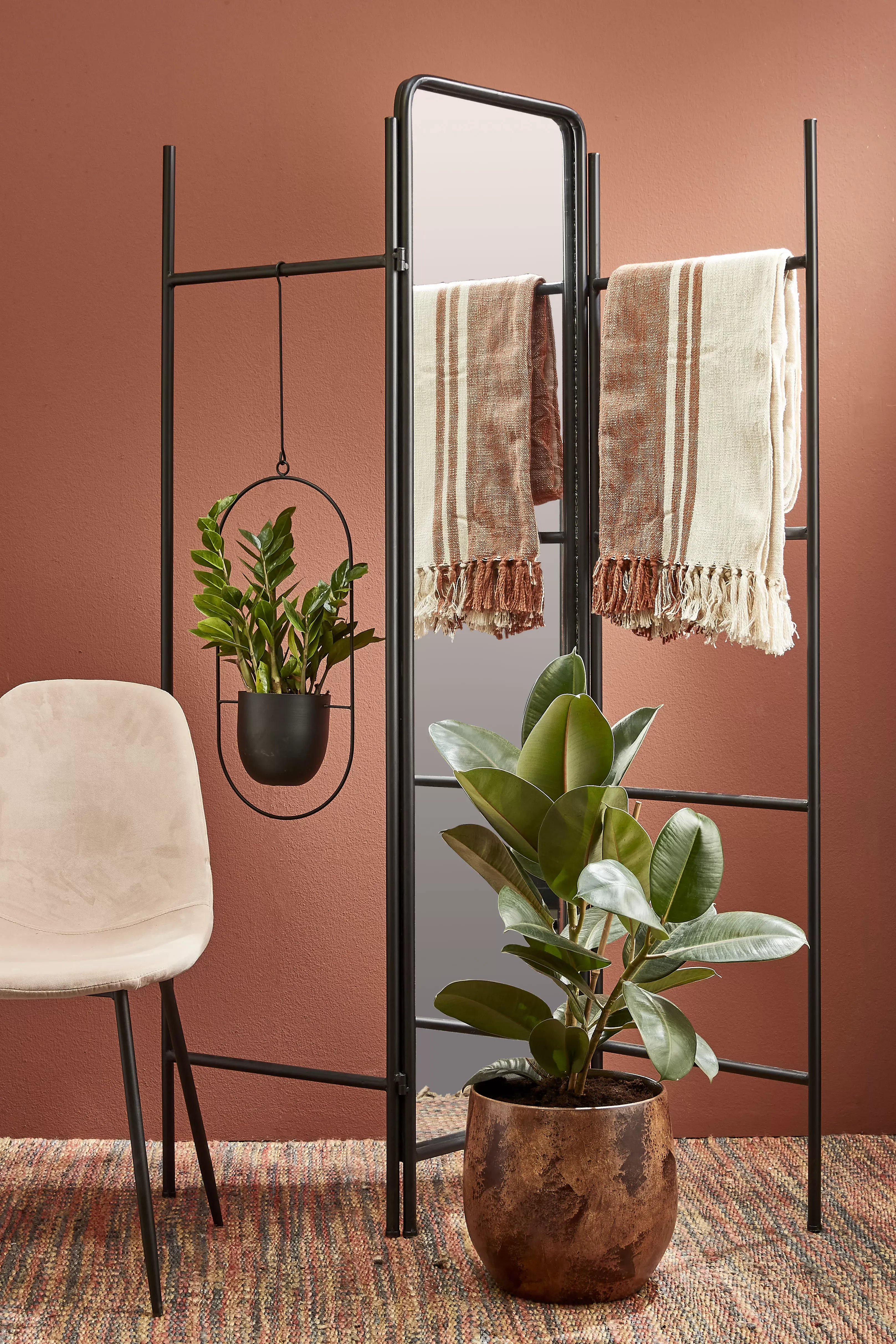 Illustration numéro 2 du produit Cache-pot suspendue en métal noir H83