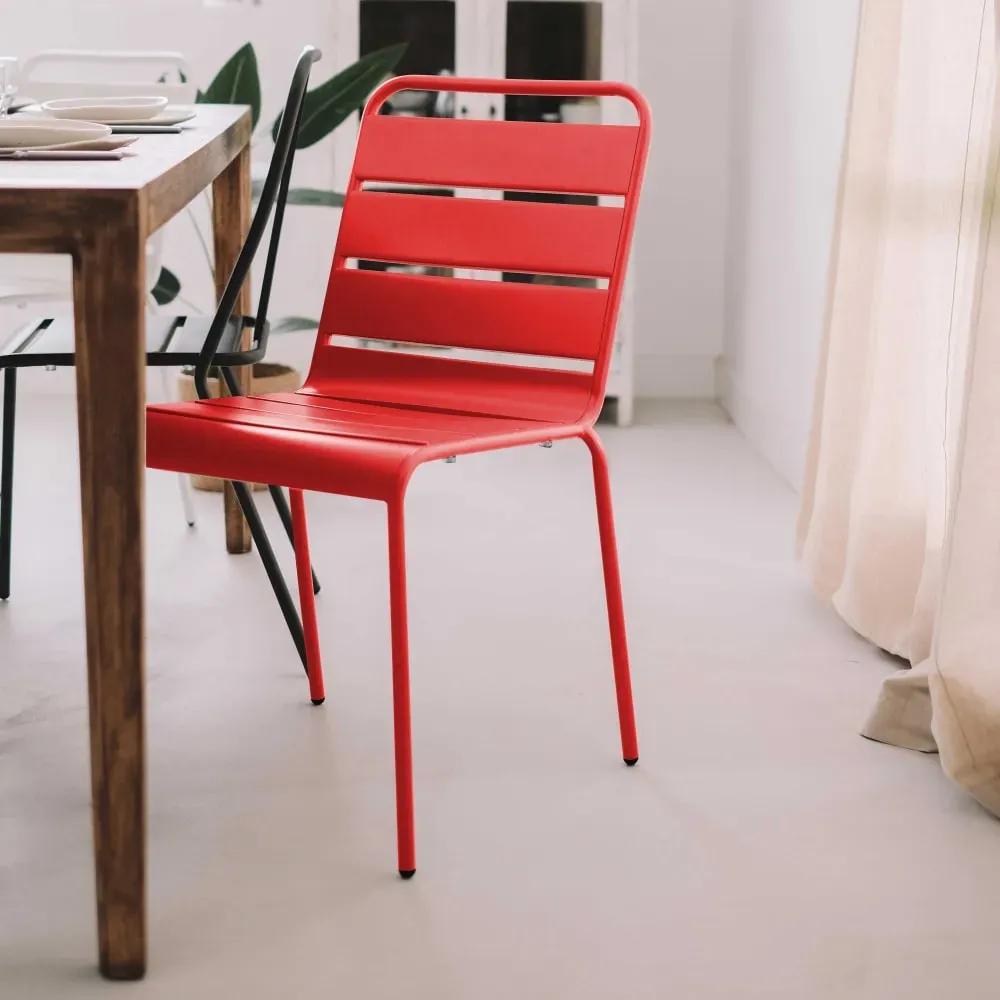 Illustration numéro 2 du produit Chaise en métal rouge