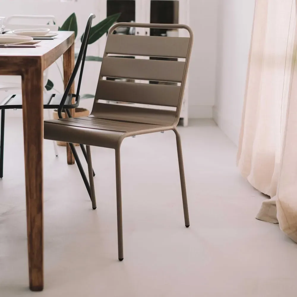 Illustration numéro 2 du produit Chaise en métal taupe