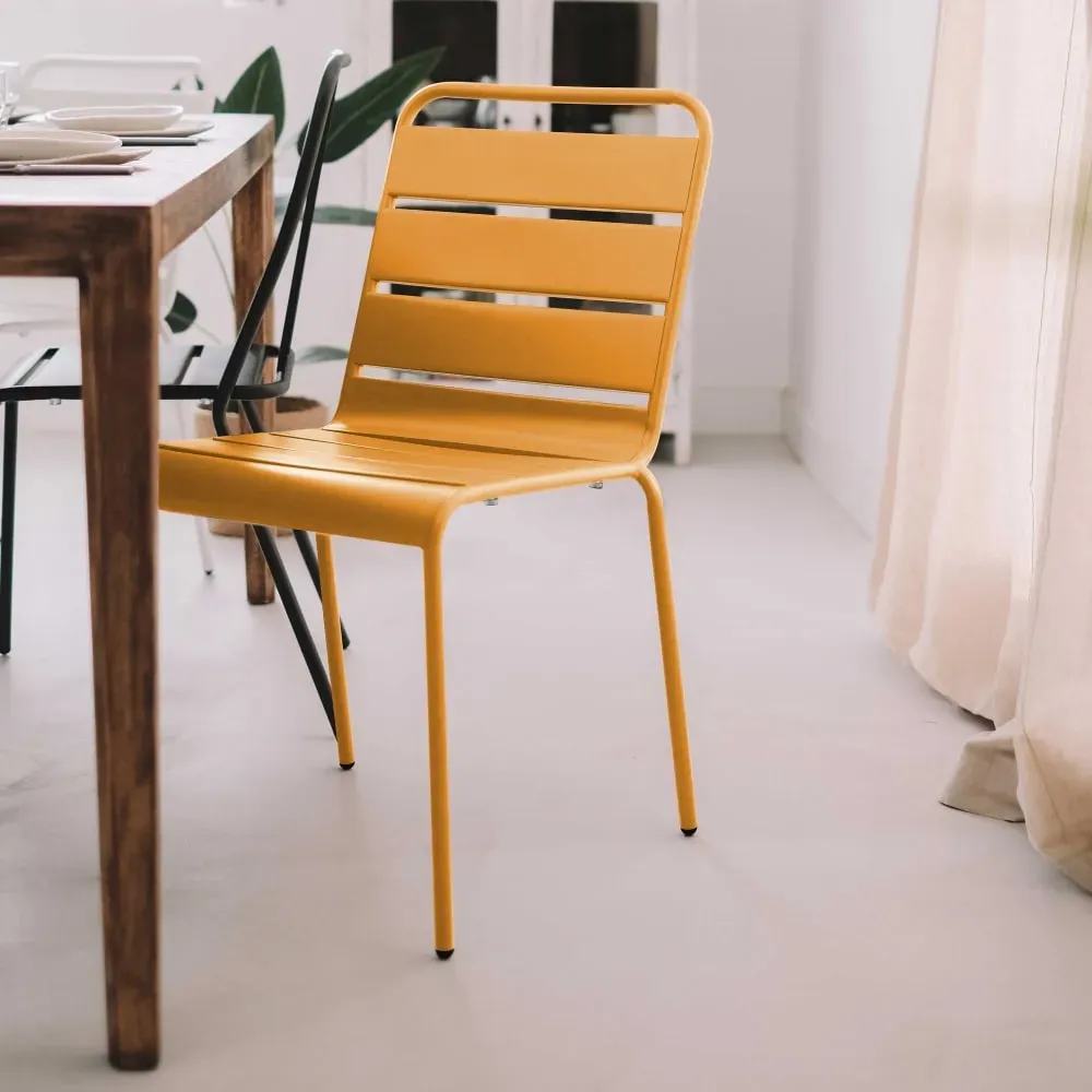 Illustration numéro 2 du produit Chaise en métal jaune