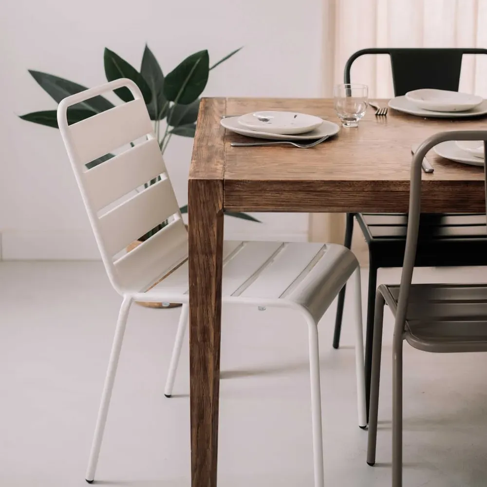 Illustration numéro 2 du produit Chaise en métal blanche