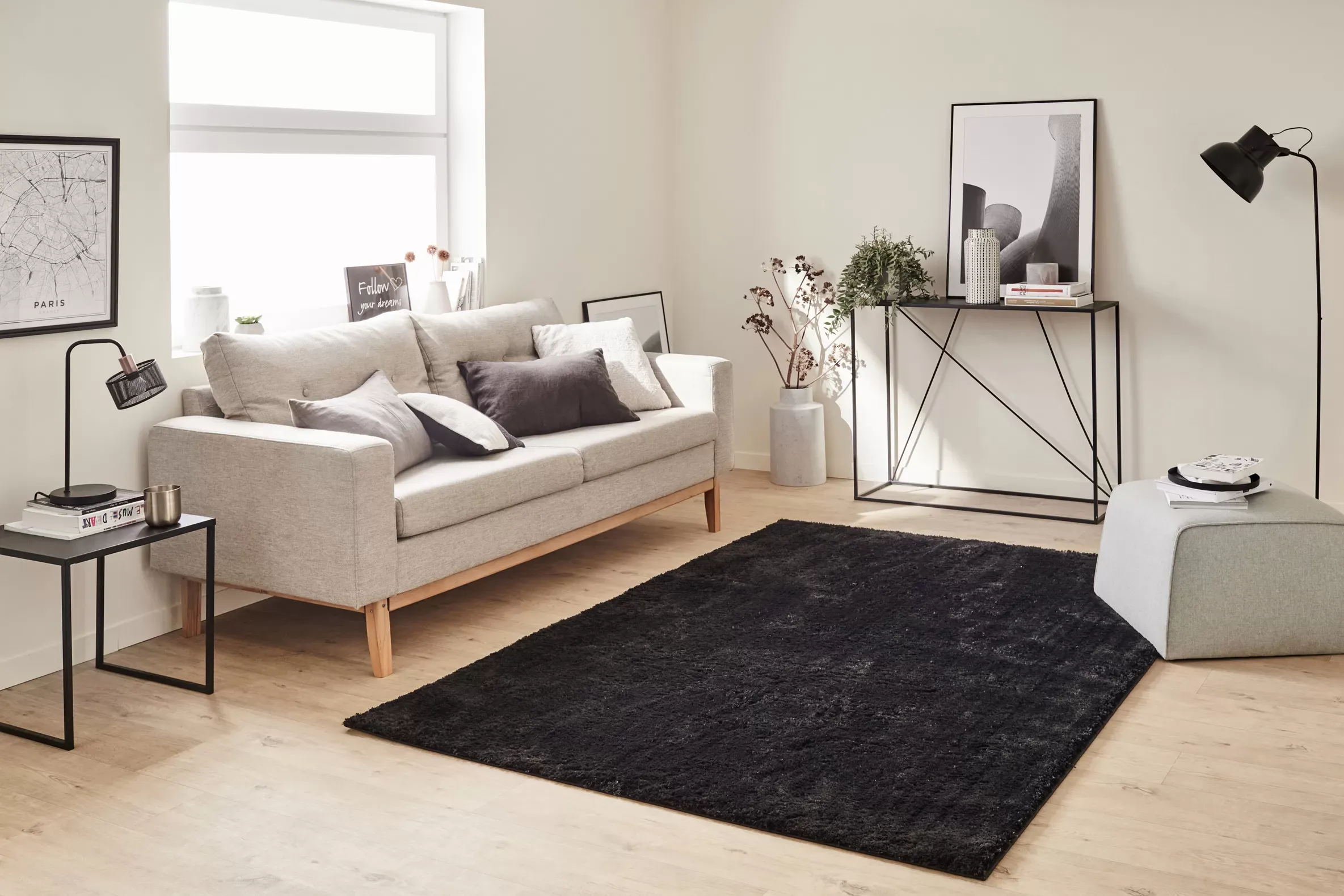 Illustration numéro 2 du produit Tapis en polyester brillant motif uni noir 120x160