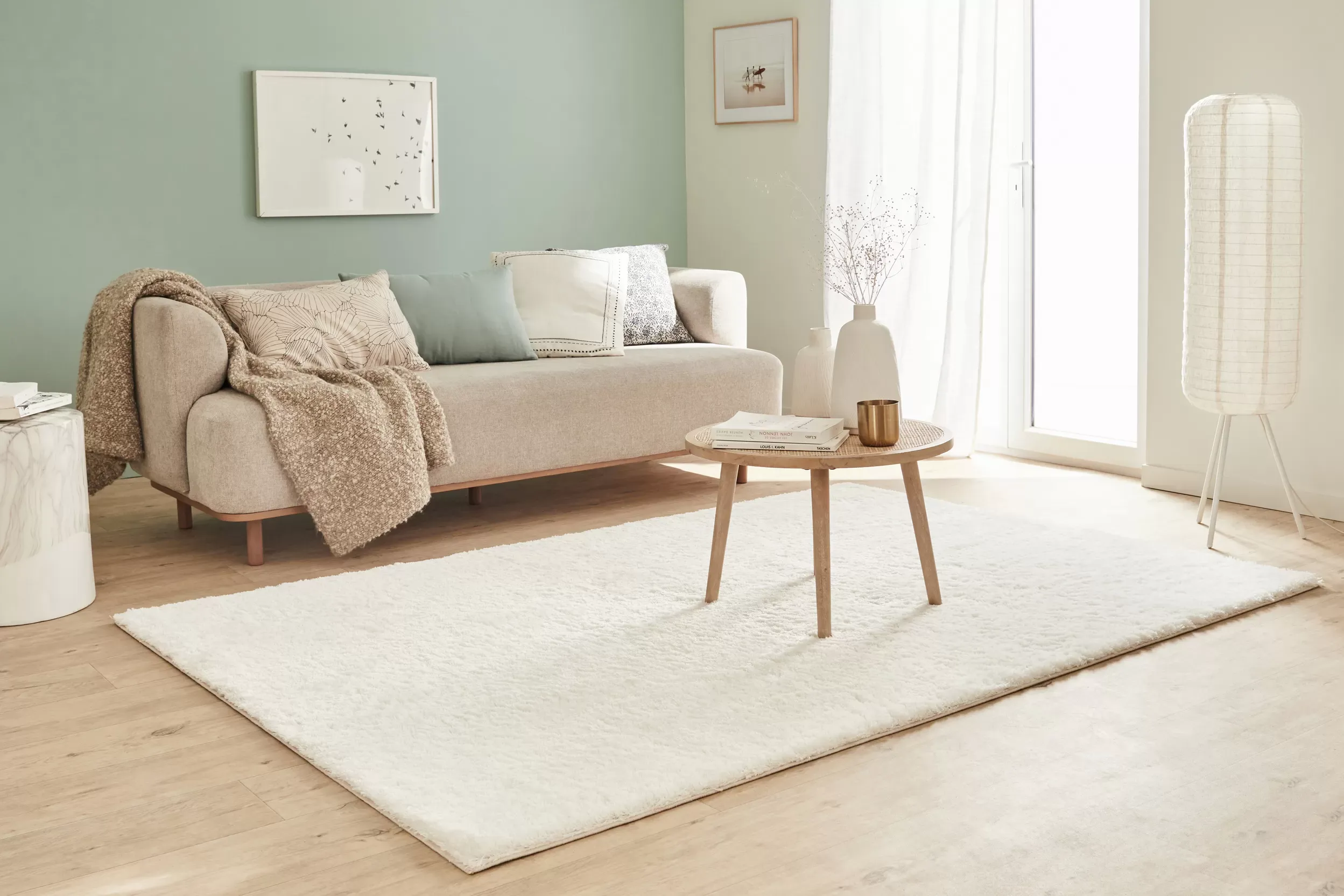 Illustration numéro 2 du produit Tapis en polyester brillant motif uni blanc 200x290