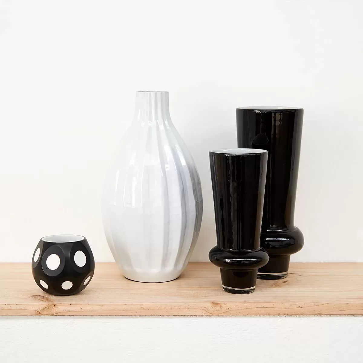 Illustration numéro 2 du produit Vase décoratif en fer blanc H37