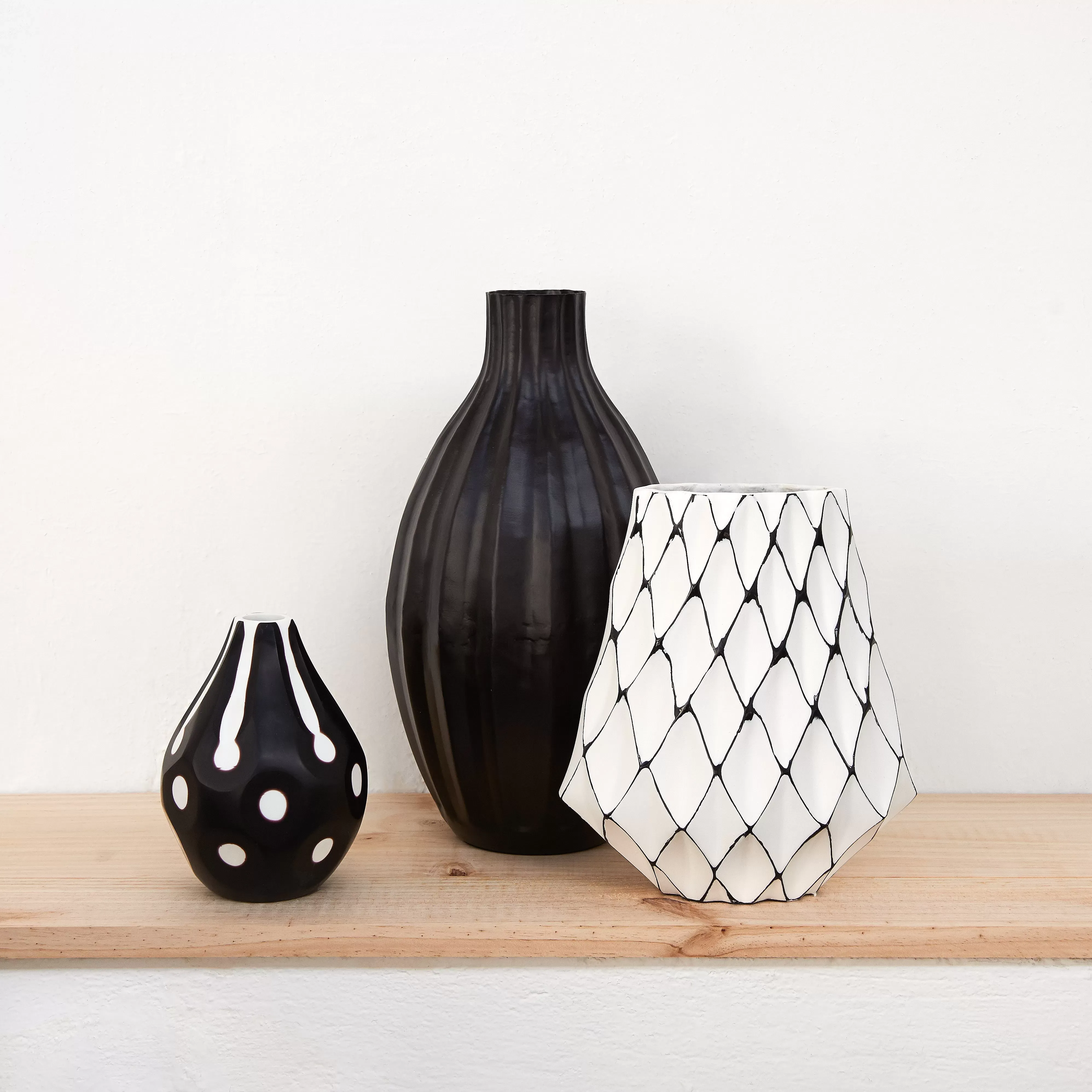 Illustration numéro 2 du produit Vase décoratif en fer noir H37