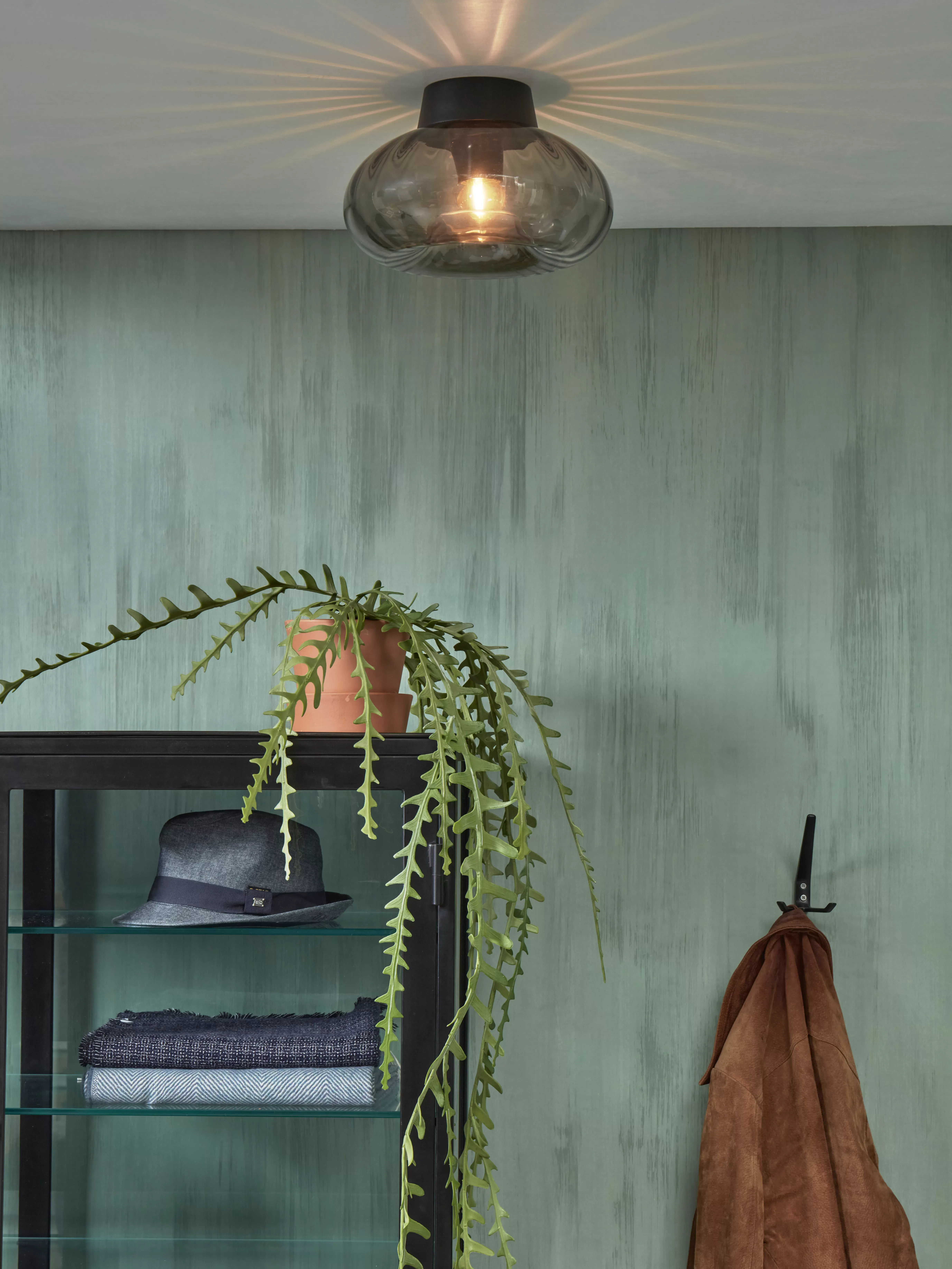 Illustration numéro 2 du produit Plafonnier en verre noir, h. 18cm