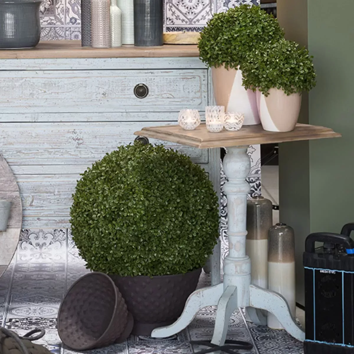 Illustration numéro 2 du produit Set de 2 cache-pots décoratifs en fer D35