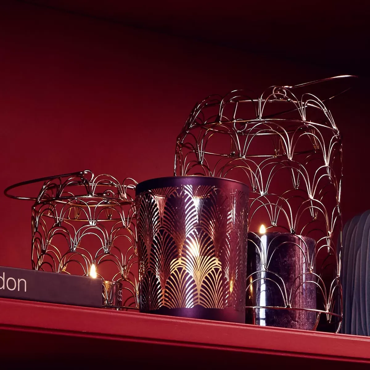 Illustration numéro 2 du produit Lanterne décorative en fer doré H14