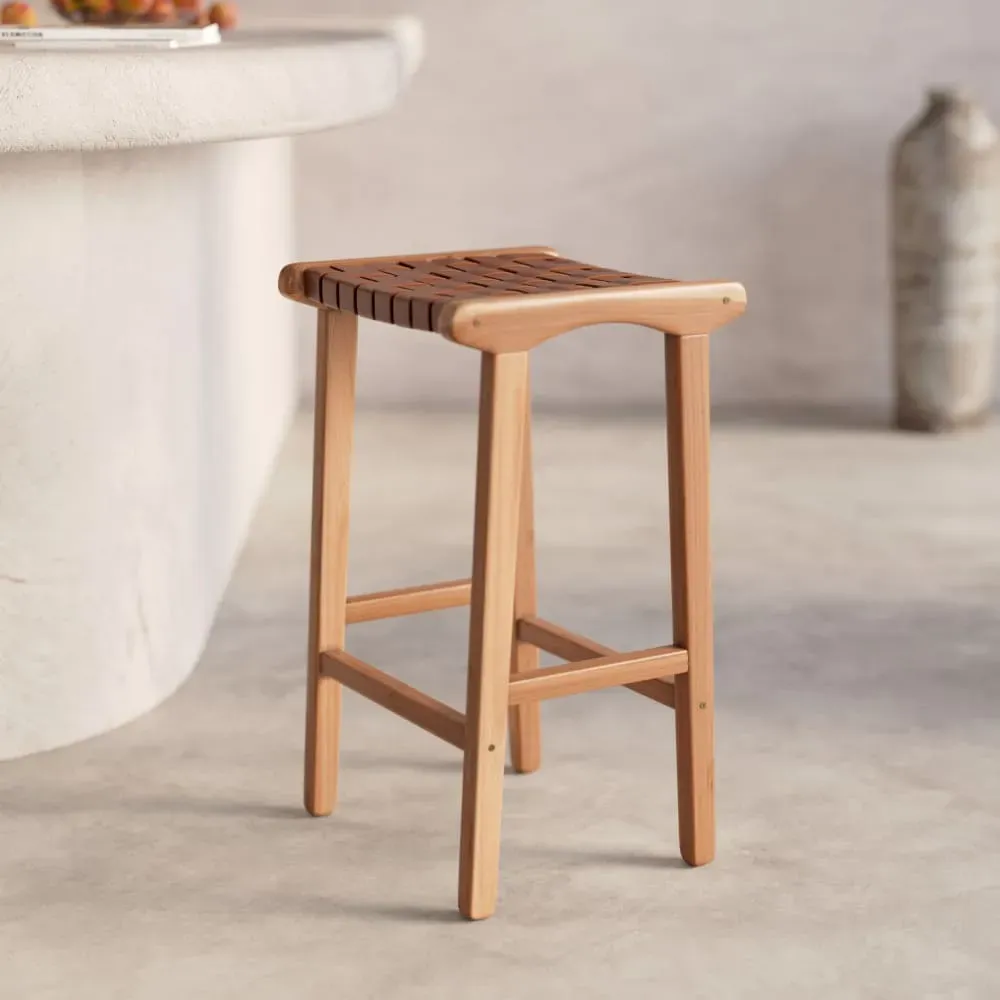 Illustration numéro 2 du produit Tabouret pour îlot central 68 cm en teck et cuir tressé marron