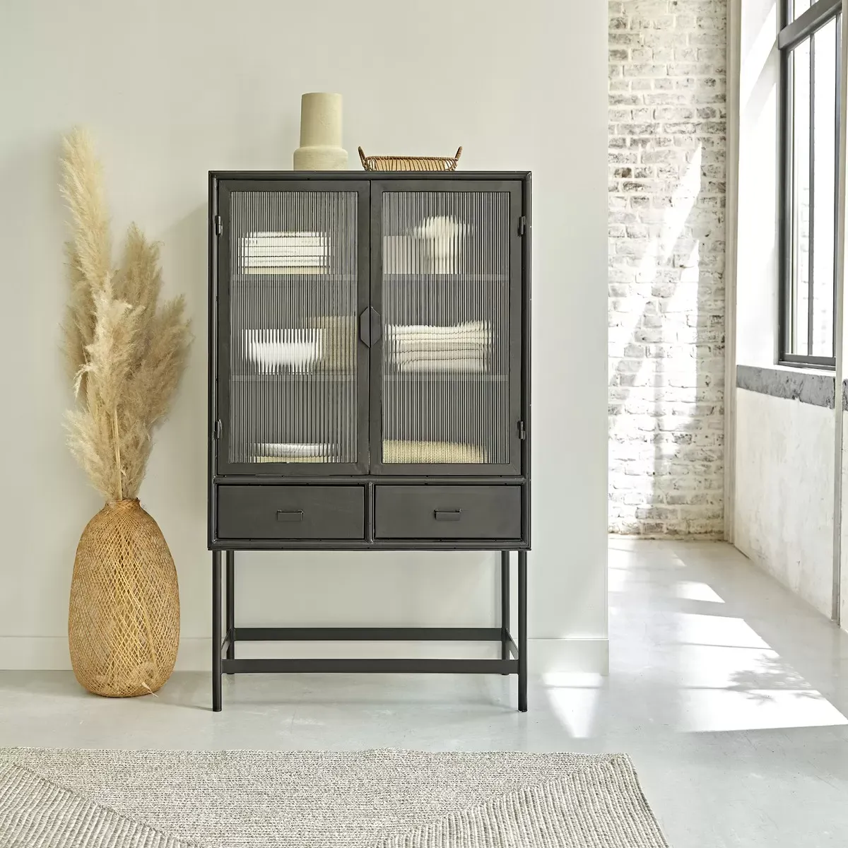 Illustration numéro 2 du produit Vaisselier en métal et verre ondulé