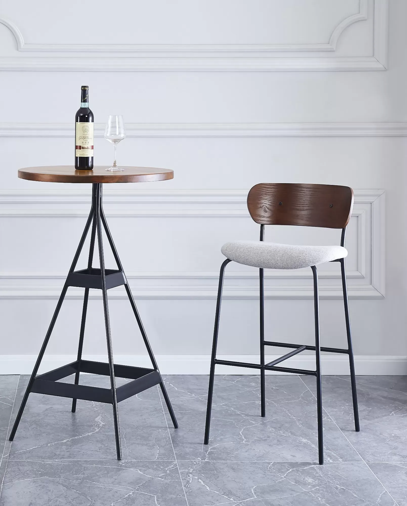 Illustration numéro 2 du produit Lot de 2 tabourets de bar en métal et frêne tissu gris