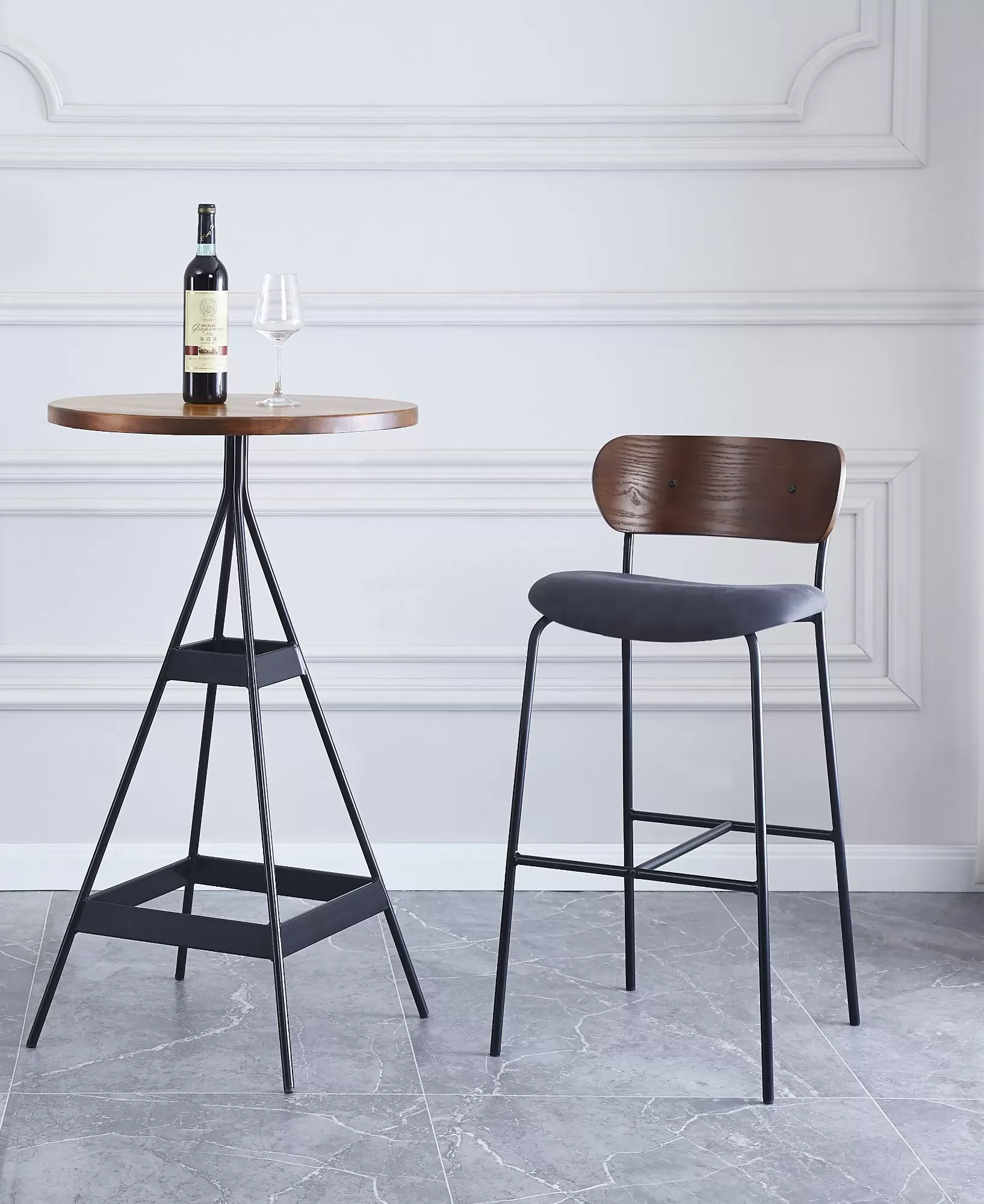 Illustration numéro 2 du produit Lot de 2 tabourets de bar en métal et frêne simili cuir